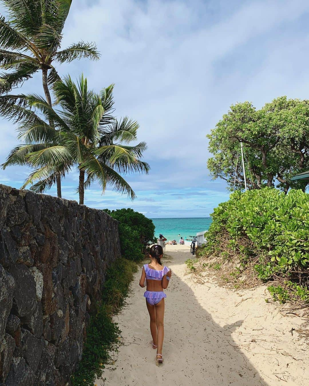 吉川ひなのさんのインスタグラム写真 - (吉川ひなのInstagram)「🌴💙🌳👙🏖🐚 大好きなビーチ⛱  #娘HawaiiLife」6月22日 17時51分 - hinanoyoshikawa