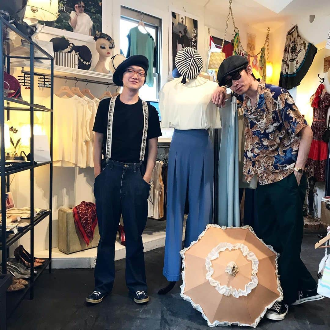 NUTTY Vintage&Collectibleさんのインスタグラム写真 - (NUTTY Vintage&CollectibleInstagram)「浜辺シゲキさんと楠部真也さんがライブ前にお立ち寄りくださいました✨ 今夜のライブ情報です⬇︎ ◉6.22(sat) ハウリンバー 塚本 大阪 Plunk Hop! vol.3 Hamabe Shigeki Band Tour 2019 ~Osaka~  浜辺シゲキ［Vo&g］ with  楠部真也［Dr］(radio caroline/Casablanca) 刀祢直和［b］(tone quartet)  料金）前売￥3300(ドリンク別)当日￥3800 時間） 開場19:00開始19:30 ２Stage. [ショットバー・ハウリンバー] 〒555-0022　 大阪市西淀川区柏里2-1-19　石川ビル2F  TEL 06-4808-2212  http://www.howlinbar.com  #浜辺シゲキ #楠部真也 #刀祢 #刀祢直和 #ウッドベーススラップ #ロカビリー #rnr #ハウリンバー #clubzion」6月22日 17時51分 - nutty_vintage