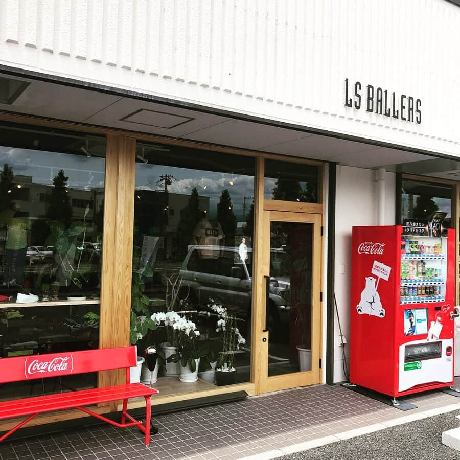 I_am_soccerjunkyさんのインスタグラム写真 - (I_am_soccerjunkyInstagram)「LS BALLERS 山梨県甲斐市西八幡3647-2  #lsballers #山梨 #サッカー #山梨県 #甲斐市 #西八幡  #yamanashi #soccer  #soccerjunky #サッカージャンキー #soccernut #サッカーナッツ #アルプス通り沿い #竜王西小学校北信号付近 #cocacola #コカコーラ」6月22日 18時00分 - soccerjunky_official