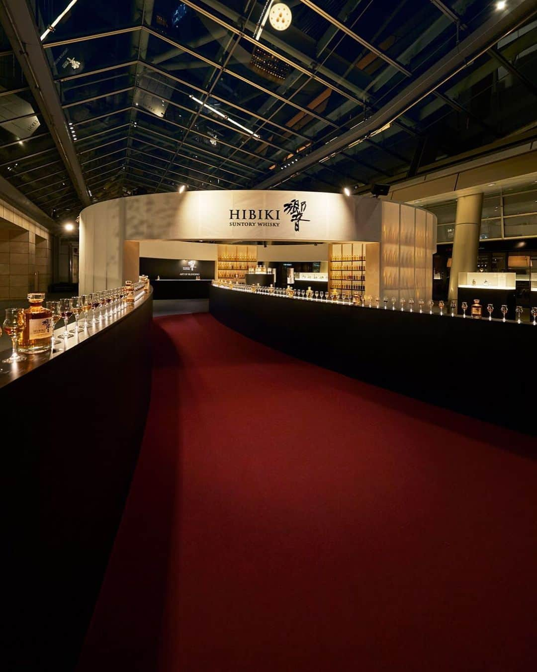 響 | SUNTORY WHISKY HIBIKIさんのインスタグラム写真 - (響 | SUNTORY WHISKY HIBIKIInstagram)「. HIBIKI TIME ー六本木アートナイト2019 響アートラウンジ「ART OF BLENDING」よりー 華やかで繊細な香味を誇る「響」の真髄を体感する特別な空間 The HIBIKI Art Lounge: ART OF BLENDING at Roppongi Art Night 2019 The special venue was designed to embody the essence of the delicate and elegant HIBIKI.  #響 #hibiki #六本木アートナイト2019 #roppongiartnight2019 #響アートラウンジ #hibikiartrounge #artofhibiki #artofblending #イベント #event #多彩な原酒 #componentwhiskies #二十四節気 #夏至 #夏」6月22日 18時00分 - suntorywhisky_hibiki