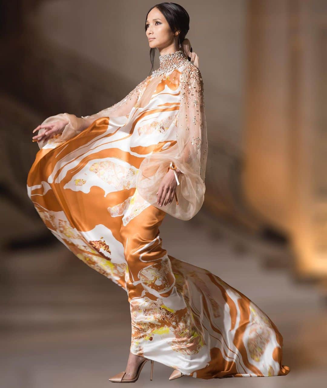 ステファンローランさんのインスタグラム写真 - (ステファンローランInstagram)「Long dress in satin silk with a “Song Dong” print with bubble sleeves in beige organza. #stephanerolland #fashionshow #hautecouture #paris」6月22日 18時01分 - stephanerolland_paris