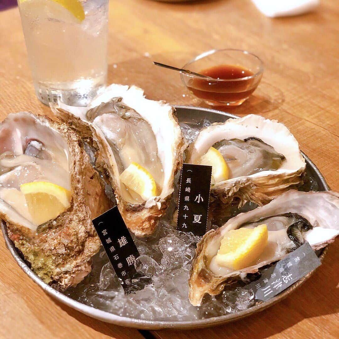 川子芹菜さんのインスタグラム写真 - (川子芹菜Instagram)「. . 昨日は牡蠣と鉄板焼きの専門店🍖💓💓 #牡蠣鉄 に行ってきました(*¯︶¯♥)❤ . . 1.2枚目のハラミステーキ🥩✨ お肉が柔らかくて噛む度にお肉のうま味が広がって、もう飲めるんじゃないかなってくらいでしたŧ‹”ŧ‹”( ‘ч’ )♡ ステーキソース付けて食べるんだけど、私はやっぱりそのままお肉本体の味が好きだから、付けないで食べてました😂🌟 上にふりかけてあるガーリックチップとよく合う👍🏼 . . 3枚目は牡蠣4種食べ比べ💓 濃厚だったりクリーミーだったり、さっぱりしてたり一つ一つちゃんと個性があって大きさ形も違えば味も全然違うんだなと🤔💭 . . 4枚目は牡蠣のなめろう😳！ 初めて見ました🙄笑 のりを巻いて食べるんだけど、味噌やねぎと牡蠣のうま味が絶妙にマッチして🙆🏻👌✨ お酒のアテに最高だと思います😂 酒飲みにオススメです！← . . 最後は牛すじのガーリックライス🤤 牛すじが美味しすぎる！！！ こんな贅沢なガーリックライス食べたことない😭💓💓 口に入れた瞬間お肉の油が(*'༥'*)ŧ‹”ŧ‹” 油大好きな私にとっては大好きな味とこってり具合でした☺️ . 店内もすごく綺麗で渋谷の喧騒を忘れてゆったり美味しく過ごせました🥰 鉄板焼きと新鮮牡蠣😌🥂是非食べてみてください🎶 . . . #渋谷牡蠣 #渋谷グルメ  #生牡蠣 #蒸し牡蠣 #焼き牡蠣 #oyster #渋谷生牡蠣 #渋谷鉄板焼き #pr #コラボベース」6月22日 18時01分 - kawakoserina