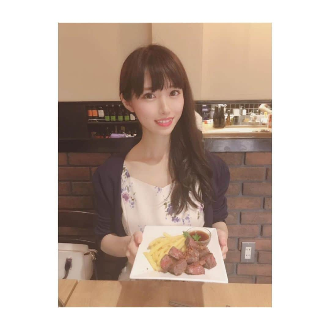 川子芹菜さんのインスタグラム写真 - (川子芹菜Instagram)「. . 昨日は牡蠣と鉄板焼きの専門店🍖💓💓 #牡蠣鉄 に行ってきました(*¯︶¯♥)❤ . . 1.2枚目のハラミステーキ🥩✨ お肉が柔らかくて噛む度にお肉のうま味が広がって、もう飲めるんじゃないかなってくらいでしたŧ‹”ŧ‹”( ‘ч’ )♡ ステーキソース付けて食べるんだけど、私はやっぱりそのままお肉本体の味が好きだから、付けないで食べてました😂🌟 上にふりかけてあるガーリックチップとよく合う👍🏼 . . 3枚目は牡蠣4種食べ比べ💓 濃厚だったりクリーミーだったり、さっぱりしてたり一つ一つちゃんと個性があって大きさ形も違えば味も全然違うんだなと🤔💭 . . 4枚目は牡蠣のなめろう😳！ 初めて見ました🙄笑 のりを巻いて食べるんだけど、味噌やねぎと牡蠣のうま味が絶妙にマッチして🙆🏻👌✨ お酒のアテに最高だと思います😂 酒飲みにオススメです！← . . 最後は牛すじのガーリックライス🤤 牛すじが美味しすぎる！！！ こんな贅沢なガーリックライス食べたことない😭💓💓 口に入れた瞬間お肉の油が(*'༥'*)ŧ‹”ŧ‹” 油大好きな私にとっては大好きな味とこってり具合でした☺️ . 店内もすごく綺麗で渋谷の喧騒を忘れてゆったり美味しく過ごせました🥰 鉄板焼きと新鮮牡蠣😌🥂是非食べてみてください🎶 . . . #渋谷牡蠣 #渋谷グルメ  #生牡蠣 #蒸し牡蠣 #焼き牡蠣 #oyster #渋谷生牡蠣 #渋谷鉄板焼き #pr #コラボベース」6月22日 18時01分 - kawakoserina