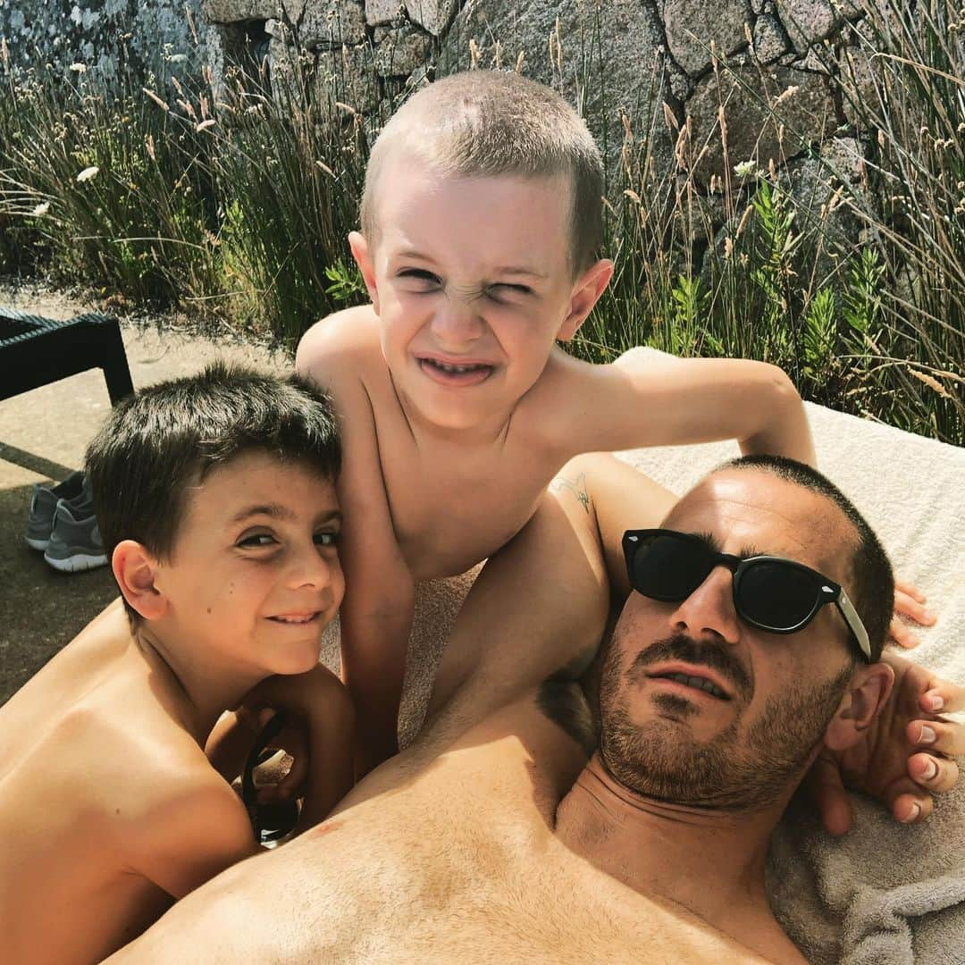 レオナルド・ボヌッチさんのインスタグラム写真 - (レオナルド・ボヌッチInstagram)「Bonucci Boys!!! ❤️👨‍👦‍👦 😍 #happyfather #bodyguard #love #sons #holidays」6月22日 18時02分 - bonuccileo19