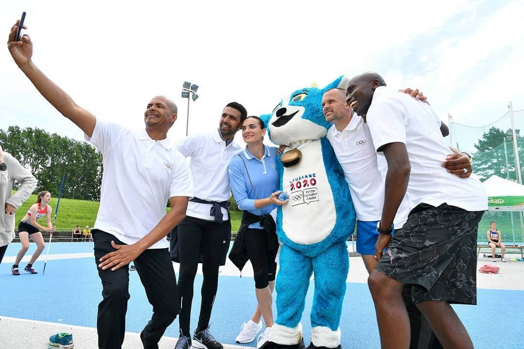 オリンピックさんのインスタグラム写真 - (オリンピックInstagram)「A special day of sport in Lausanne • On the eve of the inauguration of Olympic House and the celebrations to mark the 125th anniversary of the IOC, a number of events took place in Lausanne today, setting the tone for a very busy and sporty weekend. • A group of some 30 kids warmly welcomed Olympic champion Fernando Gonzalez and Olympic silver medallist Gabriela Sabatini (@sabatinigaby). All of them had the opportunity to play with the champions and benefit from their kind advice. “I love being around kids and seeing how much fun they are having. We have the possibility to play with them and offer them some advice; it is fantastic for us also”, said Gabriela. • Four-time Olympic medallist Luciana Aymar (@aymarlucha) was a very welcome special addition to the regular Saturday morning practice sessions for the girls and boys of the Stade-Lausanne hockey club. Before receiving training instructions on the field from one of the most skilful and decorated players of the sport, they were advised by her to train hard and pursue their dreams. • Five track-and-field stars who together have 11 Olympic medals headed to the Pierre De Coubertin Stadium to meet and greet young athletes of the region. After an introduction to the competing athletes and the crowd, each champion spent some time with the aspiring juniors competing in their respective disciplines, offering advice and support as they looked to set new heights in their fledgling careers. @elsupersanchez @isinbaevayelena @elguerroujhicham @scholm240 • Gymnastics legend and perfect 10 icon Nadia @Comaneci10 visited Montreux’s gymnasium, where 30 young girls from three clubs in the area welcomed her with glowing smiles. The five-time Olympic gold medallist spent some time with the youngsters and delivered some valuable tips and advice in tumbling, on the balance beam and uneven bars, and assisted them with conditioning exercises. She went on to sign the local club’s beam. “When I was their age and started gymnastics, there were not many sports for women, and gym was one of them. I myself was looking up to someone who was succeeding,” Nadia said.」6月22日 23時28分 - olympics