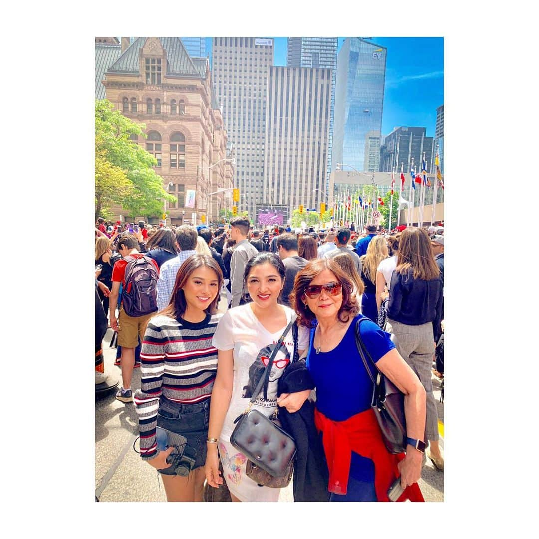 Ashantyさんのインスタグラム写真 - (AshantyInstagram)「This was before the shooting during Raptors parade😍 ribuan orang disana lagi merayakan kemenangan, kita juga ada ditengah2 kerumunan mereka. Begitu denger penembakan semua kabur berlarian, mana kita bawa anak2 kecil2 juga.. Alhamdulillah masih bisa selamat ya Allah.. biasanya katanya ngga pernah ada kayak gini di toronto, mungkin karena puluhan tahun mereka akhirnya juara. Euphoria kemenangan nya jadi rusuh!! #raptors #toronto」6月22日 23時29分 - ashanty_ash