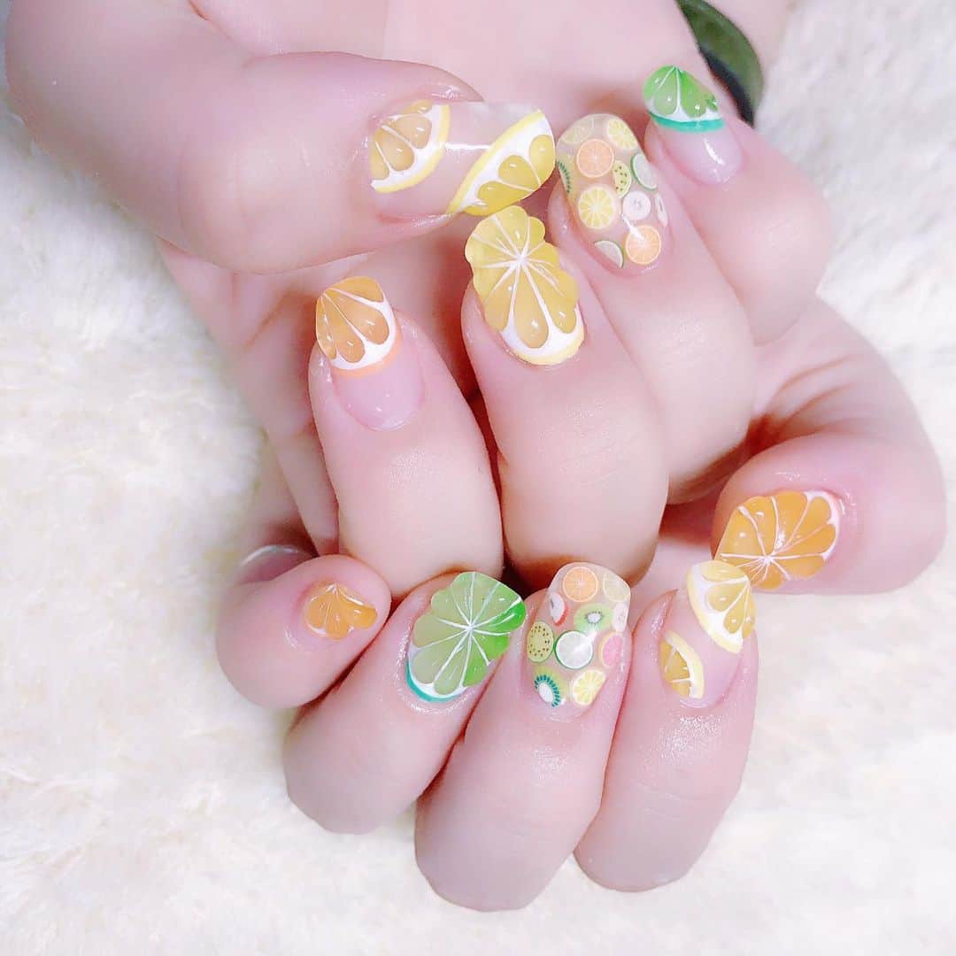 鈴華ゆう子のインスタグラム：「夏を先取り！ジュースィーでかわいい…。爪先からビタミンたっぷり元気になるフルーツネイルです。なかやまちえこさんいつもありがとうございます！ #フルーツネイル #ジェルネイル #なかやまちえこ #鈴華ゆう子 #nail #yukosuzuhana」