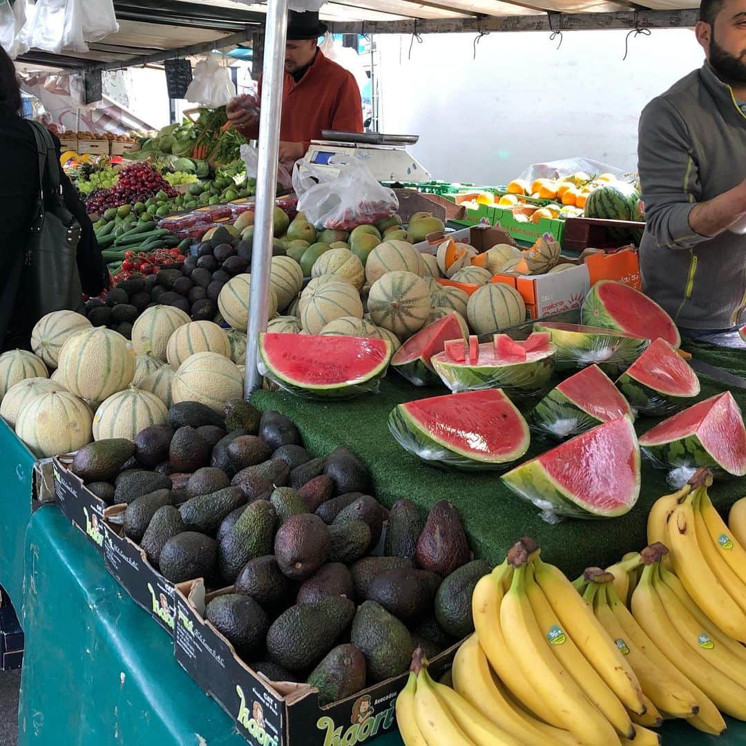 里井真由美さんのインスタグラム写真 - (里井真由美Instagram)「🇫🇷パリの朝市♪ ・ フランスの桃〜🍑日本のより平べったいです。トマトもツヤツヤでレプリカみたいなのがいっぱい。スイカ🍉もあるよー♪ ・ ・ お仕事でも何でも、旅先では地元の市場やスーパー行くの大好き。 ・ ・ 最寄り駅はバスティーユ。少し歩いたところ。野菜・果物・お肉・卵・チーズ・お洋服とかも売ってて賑わってます ・ ・ #朝市#パリの朝市#コンコルド広場#果物#桃#1級フードアナリスト里井真由美 #ありが糖運動 #里井真由美#パリとわたし」6月22日 23時30分 - mayumi.satoi