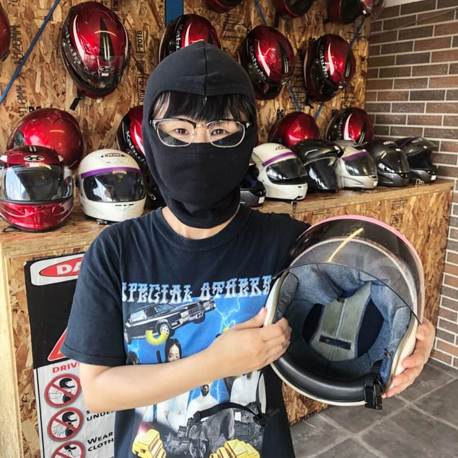 土井コマキのインスタグラム：「It’s me!!! #ぴあlalalife  #fm802  #802expo  #初挑戦コレクション  #似合わないすぎる  #F1好きでした  #思い出した  #セナ足  #SPEメタルTシャツ」