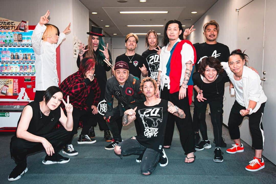 HIROSHIさんのインスタグラム写真 - (HIROSHIInstagram)「20th Anniversary Beginning of the Story なんばHatch ロットンを結成した時からドラゴンの事は知ってた。 正直こんなに仲良くなれるとは思ってもいなかった。 7年ぶりの2マンライブ。 一緒に出来てほんまに良かった! これからもずっとずっと宜しく!!!!! photo by @kawado_photo #rottengraffty  #dragonash #馬場さんありがとう」6月22日 23時31分 - hirorinq
