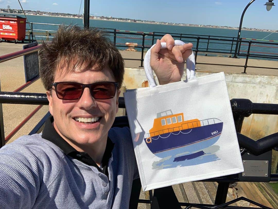 ジョン・バロウマンさんのインスタグラム写真 - (ジョン・バロウマンInstagram)「Bought my @rnli bag to support #lifeboats on the longest pier in the #UK / the world? #southendonsea #jbfabulous #fabulous jb」6月22日 23時32分 - johnscotbarrowman