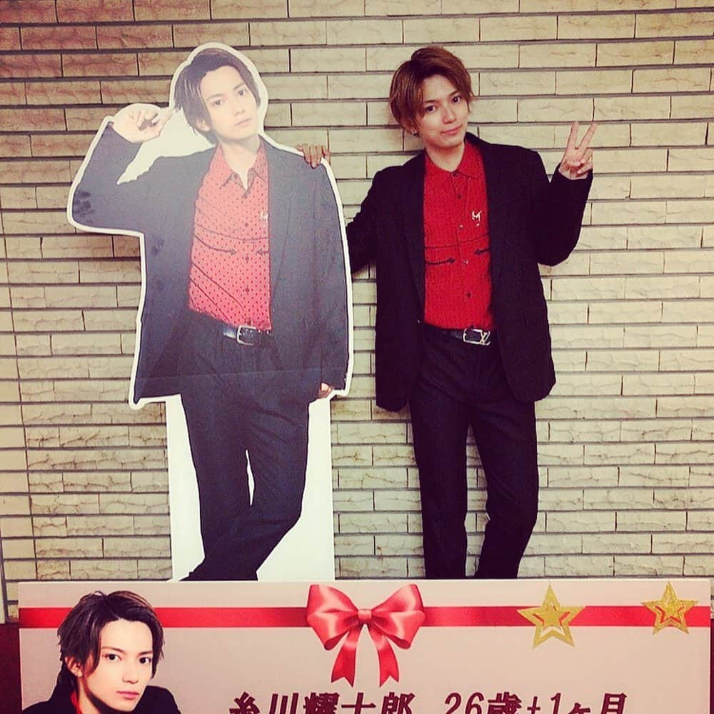 糸川耀士郎のインスタグラム：「「糸川耀士郎 26歳+1ヶ月 Birthday party!!」 沢山のご来場誠にありがとうございました。 ファンの皆様、ゲストの皆様、MCを引き受けてくださった仁さん、沢山のスタッフ… 本当に沢山の皆様に感謝申し上げます！  そして、いつもドンピシャに可愛い衣装を用意してくださる#hystericglamour さん。 チェキ会の時にもファンの皆様に沢山褒めていただけた（＾_＾）嬉しかったです‼︎ いつも本当にありがとうございます✨  さてさて！ 今回のイベントは自分のしたい事を沢山詰め込めた内容になりました。 オープニングで大好きな歌を歌ってボルテージMAXでイベントを始めたり、 大好きなゲストといろんなゲームをしたり、 番町ボーイズ☆と動画を使ってコラボレーションしたり、 グッズのデザインをまたさせてもらったり、 会場中を巻き込んで運動会をしたり、 人生初の脚本を書いてみたり。  こうしてソロのイベントを通して色んなことにチャレンジさせてもらえる事、 自分でプロデュースする楽しさ… 色んなことが自分をまた一段と成長させてくれてると思います。  皆様楽しんで頂けたでしょうか？  仁さん、遼くん、全ちゃん、空夢、心さん、学には朗読劇を通して沢山気持ちをぶつけられたので、満足です(￣ー￣)笑 読んでて泣きそうになりました。 凄く難しかったけど、本を書くってこんなに楽しいのか！ 演劇やべー！！！！次から次へと楽しさが襲ってくるやん！！！ 明日からも役者として全力で生きられる。 ファンの皆様の笑顔が見れて幸せ！ 強くそう思えた一日でした♪  まだまだしたい事いっぱいあるし、 一緒にイベントしたい方々も沢山いる。 今後も、楽しい時間を作っていけるように 頑張りますので これからも糸川耀士郎を何卒 よろしくお願いします(^^) 明日から切り替えて、 #スタスカ の稽古 さらに詰めていきます‼︎」