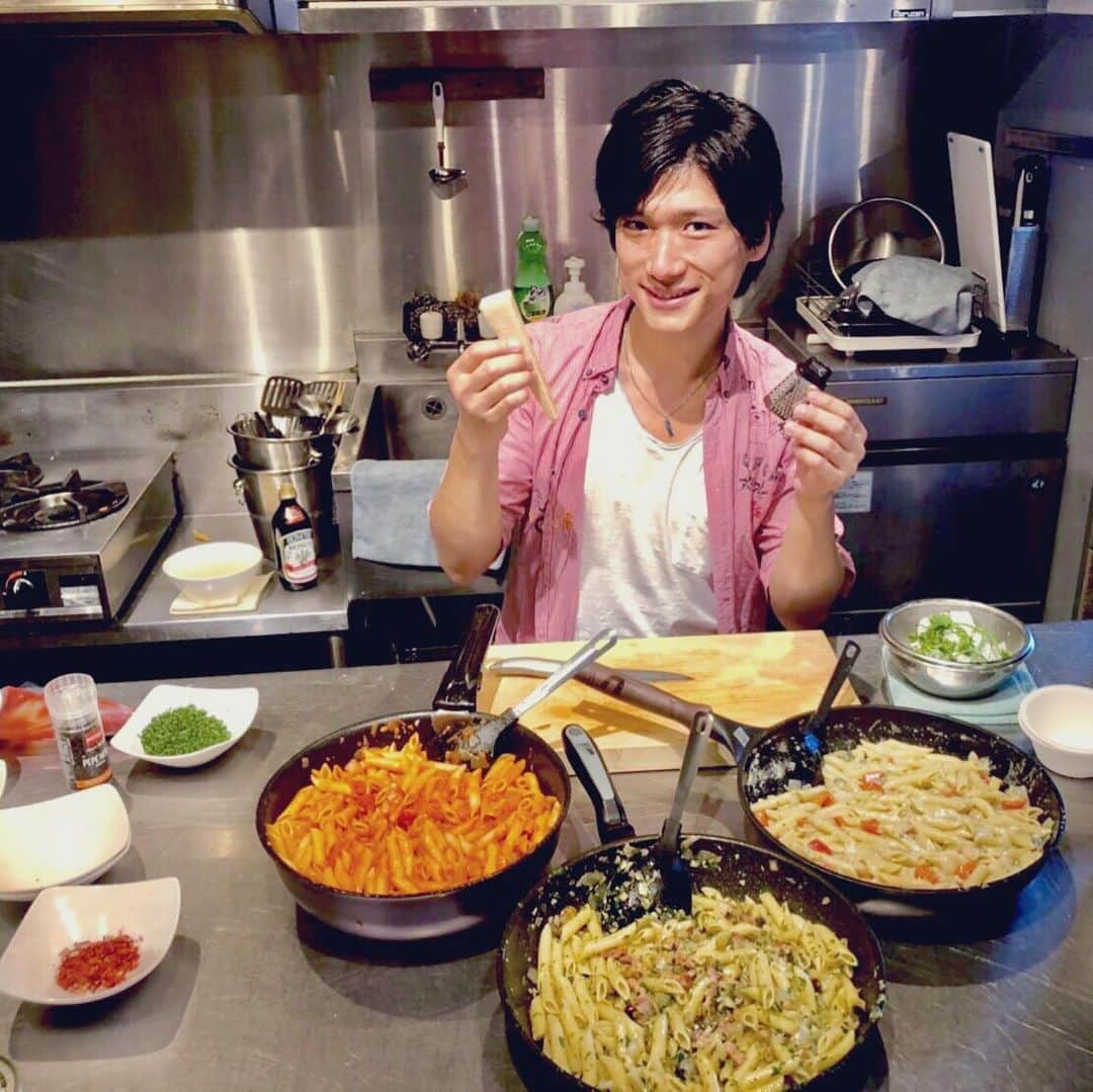 有馬芳彦のインスタグラム：「オンラインサロンイベント ペンネサミット！ご参加頂きありがとうございました😊 トマトベース、ゴルゴンゾーラ、ジェノベーゼの３種類。エクストラにはアラビアータをご用意しました🌶 来月は日本酒の会です‼️ #オンラインサロン #イベント #ペンネ #サミット #トマト #ゴルゴンゾーラ #バジル #ジェノベーゼ #アラビアータ #パルミジャーノレッジャーノ #食べ比べ #エクストラ #チーズ」