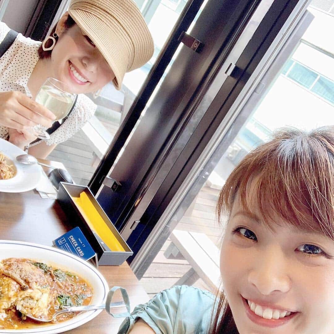 石崎佳代子さんのインスタグラム写真 - (石崎佳代子Instagram)「🍽 天神VIOLO7F「T.CAFE」で あやちゃんとランチ🍴 . やわらかな光とグリーンに溢れた ゆったりとしたお店で 居心地◎でした🌿 . お料理もおいしかったのですが ケーキがまた😍 . 女子ランチのほか、 打ち合わせや読書カフェにも良い感じ✨ . 蒸し暑かったせいか、 オレンジのタルトと バスクチーズケーキという お塩で食べる(‼️)チーズケーキが 特においしく感じました💕 . #いま調べたら #どちらも #期間限定でした😆 @tcafetworks . #朝活帰り #岡野あやかちゃんに #ボイストレーニング #付き合ってもらいました . #手に持っているのは #白ワインではなく #デトックスウォーター . #天神ランチ #天神カフェ #福岡カフェ  #福岡グルメ #カフェランチ #福岡パスタ #天神スイーツ #天神vioro #バスクチーズケーキ #tcafe #天神グルメ #福岡ランチ #カフェ巡り #カフェ好き #石崎佳代子 #岡野あやか」6月22日 18時20分 - kayoko_ishizaki