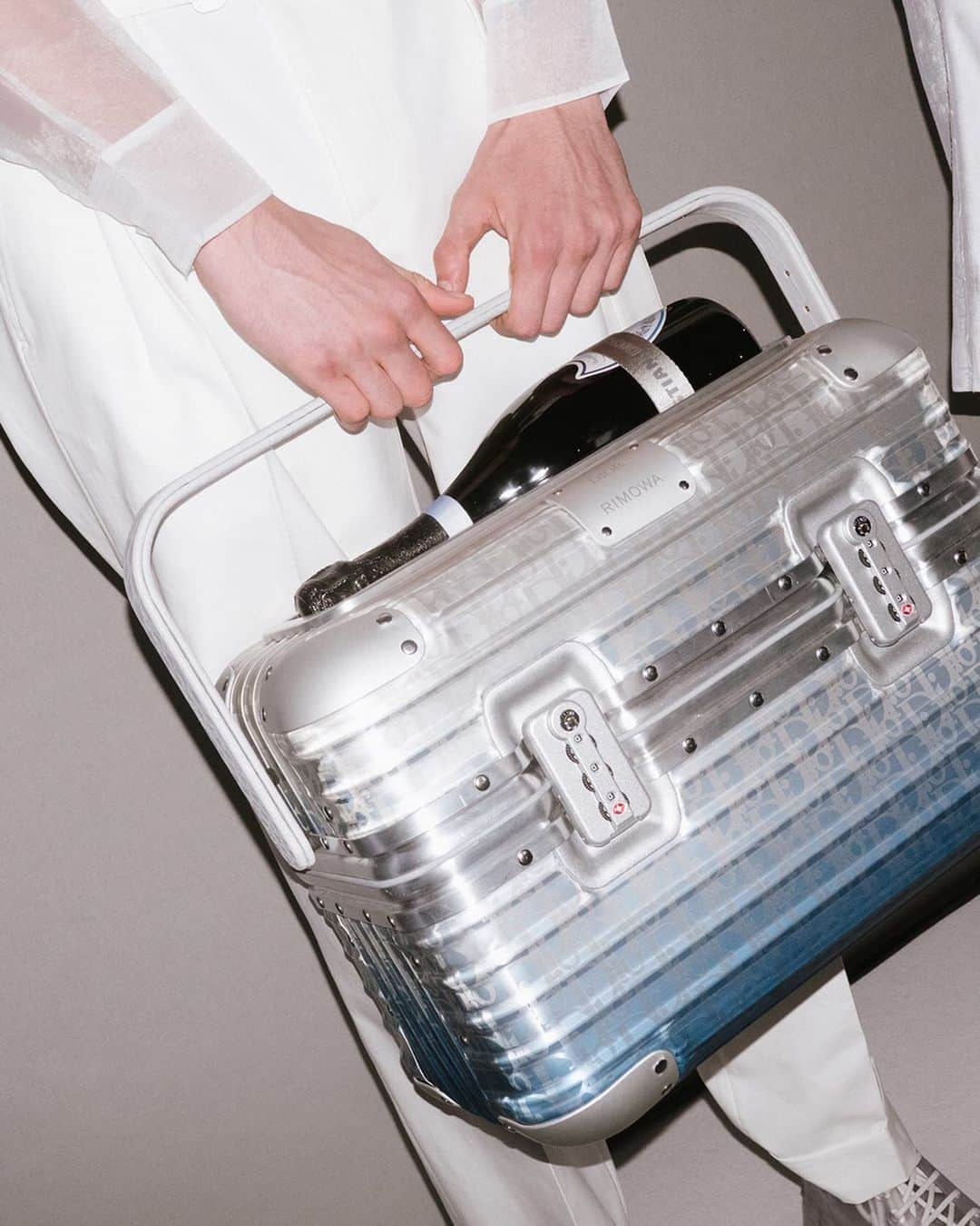 リモワさんのインスタグラム写真 - (リモワInstagram)「Introducing the @Dior and RIMOWA Capsule Collection debuted at #DiorSummer20 men’s show by @MrKimJones in Paris.⁣⁣ ⁣⁣⁣⁣⁣⁣ ⁣⁣⁣#DiorxRIMOWA #RIMOWA」6月22日 18時13分 - rimowa