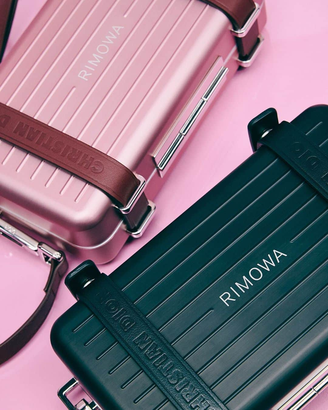 リモワさんのインスタグラム写真 - (リモワInstagram)「Introducing the @Dior and RIMOWA Capsule Collection debuted at #DiorSummer20 men’s show by @MrKimJones in Paris.⁣⁣ ⁣⁣⁣⁣⁣⁣ ⁣⁣⁣#DiorxRIMOWA #RIMOWA」6月22日 18時13分 - rimowa