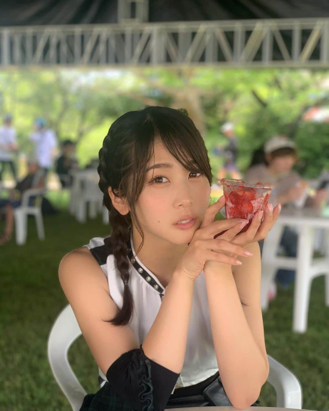 まきさんのインスタグラム写真 - (まきInstagram)「イチゴを食す🍓 #夏フェスといえばライブだけじゃなくフェス飯も楽しまねば #美味しかった #マンゴーも食べた #freedomnagoya #あゆくま #あゆみくりかまき」6月22日 18時15分 - maki_ayumikurikamaki