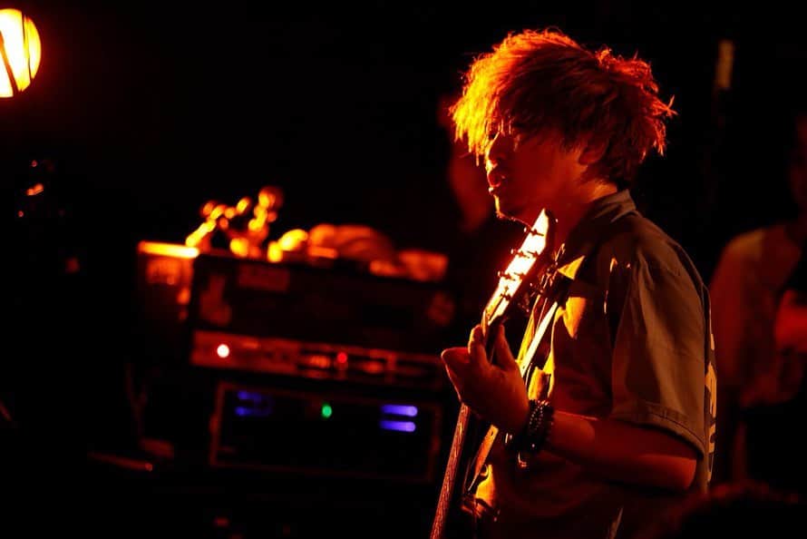 のインスタグラム：「. . hotsquall 20th Anniversary 'Get Up Rock Soldiers Tour 2019' @Shimokitazawa SHELTER w/ FOUR GET ME A NOTS . . 何かを衝き動かして何かをぶち壊して新しい扉を開くツアーにするのだ。 手応えをカタチにするのだ。 どんどん高めて このままみんなで一緒にいきましょう🌈 . . 8枚目は手のにおいを嗅いでいます。 . . #hotsquall #ホスコ #getuprocksoldierstour #GURS #ツアー  photo by Miki Anzai」