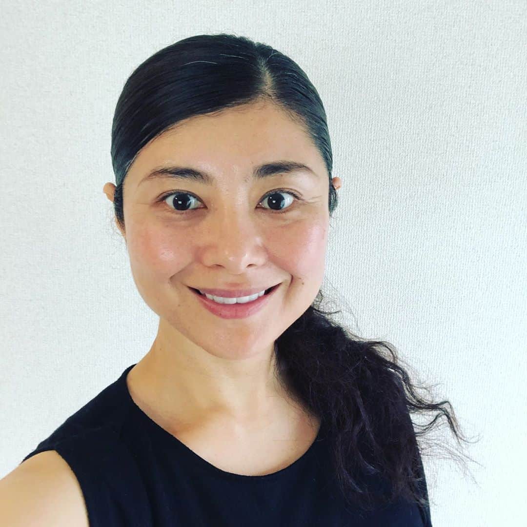間々田佳子のインスタグラム：「今日の私… 実は… 久しぶりに先日タンゴショーをしたら すごく疲れたみたいで 数日、肉体精神状態がボロボロ 乱れまくり😅  でもだいぶ元に戻ってきたが… まだ顔元気ないな…  それでも今日のレッスンでは生徒さんが 先生は私達の人生に潤いを与えています！ とおっしゃってくださって…😭😭😭 ハッと気づかされました…  疲れている場合じゃないな… 生きてる意味 活動している意味を もう一度心に留めて… がんばる〜〜💪💪💪💪 みんなに笑顔を 顔ヨガから❣️ #間々田佳子 #表情筋研究家  #顔だって疲れるときもある… #動かしたくないときもある… #そんなときもあっていい」