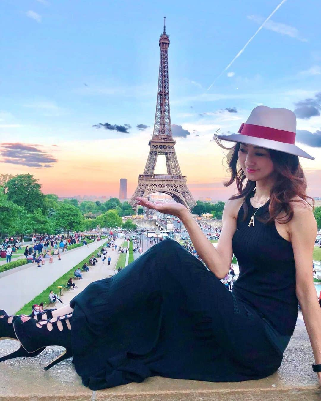 彩耶さんのインスタグラム写真 - (彩耶Instagram)「はじめての #PARIS 🇫🇷 ・ お写真横に SWIPE してね❗️ こういうのやってみたかった〜🤣💕 ・ ・ 今朝はam8:00 からクロワッサン🥐頂きながら、カフェミーティング☕️ あ〜、パリっぽい😍 ・ 何もかもが新鮮で〜🙈✨ ・ ・ 明日はいよいよ #パリコレ 本番👗✨ 以前にパリコレモデルが着用した衣装を着て、招待席に座らせていただきます。 ・ 衣装を手に取りワクワクです🙈💕 ・ ・ ・ ストーリー多めですが、良かったら見てくださいね❣️ お返事遅れててごめんなさい💦ゆっくりしていきますね😌✨ ・ ・ 午後からは 別件で撮影なので、頑張ってきま〜す📷✨ 日本の皆さんは「お仕事お疲れ様でした‼︎」のお時間かなぁ😊 ・ ・ ・ #すっかりおのぼりさんです😝 #時差７時間 🕖 #パリ ・ #パリコレクション #pariscollection #parisfashionweek #france #フランス  #latoureiffel #エッフェル塔 #travel  #感謝 #撮影 #shooting #モデル #model #神戸 #kobe #インフルエンサー #フォロー #followme #フォローミー #beauty #お洒落さんと繋がりたい #旅行好きな人と繋がりたい」6月22日 18時26分 - 3aya11