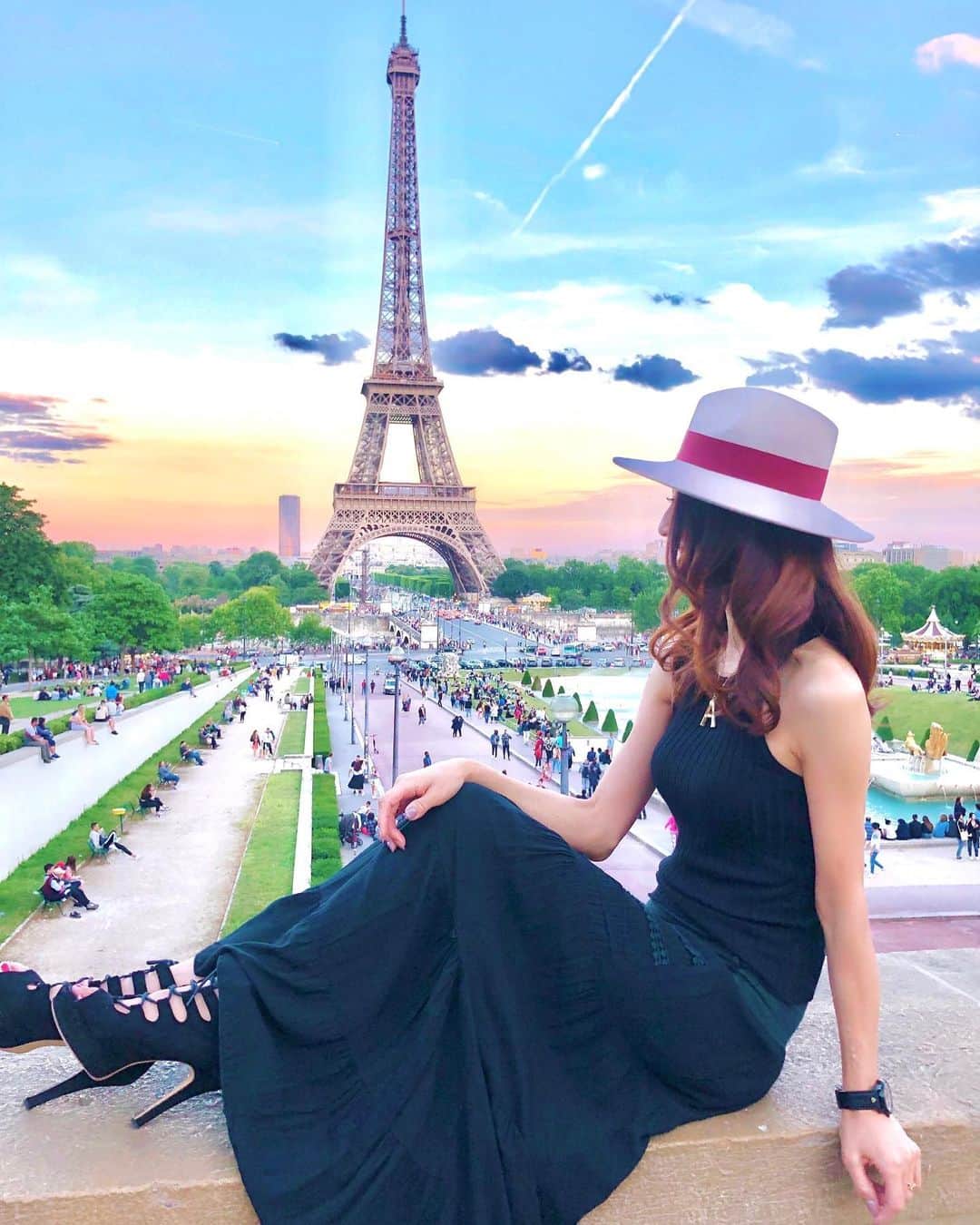 彩耶さんのインスタグラム写真 - (彩耶Instagram)「はじめての #PARIS 🇫🇷 ・ お写真横に SWIPE してね❗️ こういうのやってみたかった〜🤣💕 ・ ・ 今朝はam8:00 からクロワッサン🥐頂きながら、カフェミーティング☕️ あ〜、パリっぽい😍 ・ 何もかもが新鮮で〜🙈✨ ・ ・ 明日はいよいよ #パリコレ 本番👗✨ 以前にパリコレモデルが着用した衣装を着て、招待席に座らせていただきます。 ・ 衣装を手に取りワクワクです🙈💕 ・ ・ ・ ストーリー多めですが、良かったら見てくださいね❣️ お返事遅れててごめんなさい💦ゆっくりしていきますね😌✨ ・ ・ 午後からは 別件で撮影なので、頑張ってきま〜す📷✨ 日本の皆さんは「お仕事お疲れ様でした‼︎」のお時間かなぁ😊 ・ ・ ・ #すっかりおのぼりさんです😝 #時差７時間 🕖 #パリ ・ #パリコレクション #pariscollection #parisfashionweek #france #フランス  #latoureiffel #エッフェル塔 #travel  #感謝 #撮影 #shooting #モデル #model #神戸 #kobe #インフルエンサー #フォロー #followme #フォローミー #beauty #お洒落さんと繋がりたい #旅行好きな人と繋がりたい」6月22日 18時26分 - 3aya11