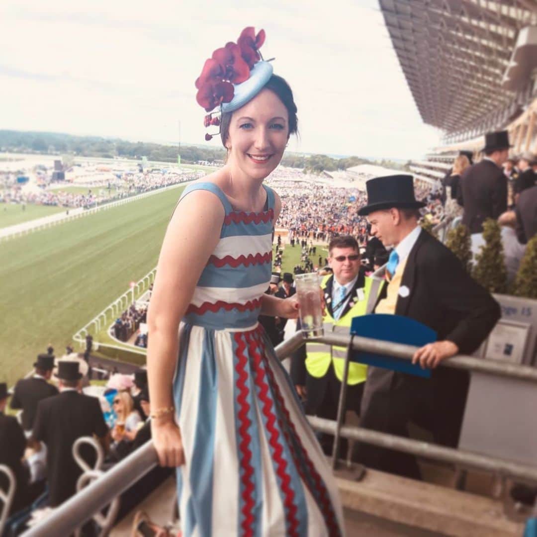 のインスタグラム：「💙 Here is my wonderful friend @bluegaydon in a stunning dress to which we matched a hat in about 36 hours (including drying time after blocking the denim-blue straw base). I met Blue and the Ladies of @britishvogue just after I’d started; a hard-working, talented, fun and dedicated crew that made me feel completely welcome. I’m forever grateful! The house-plant you gave me (Devil’s Ivy) has grown round the whole room! 🌱🌿😘😘」