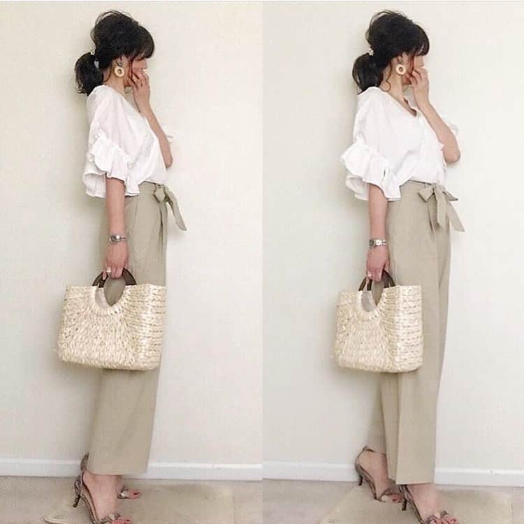 Locariのインスタグラム：「淡めトーンで上品&爽やかにキメたい時はユニクロの「#ベルテッドリネンコットンワイドストレートパンツ」が使える♡ @mei.5.7.des さんのように白×ベージュでまとめれば今年らしいおしゃれコーデの完成です♪ ・ ・ photo by @mei.5.7.des  さん ・ ・ #ユニクロきれいめ部#コーディネート #着画 #ファッション #おしゃれ #服 #今日のファッション #今日のコーデ #今日の服 #スナップミー #コーデ #コーディネート #プチプラコーデ」