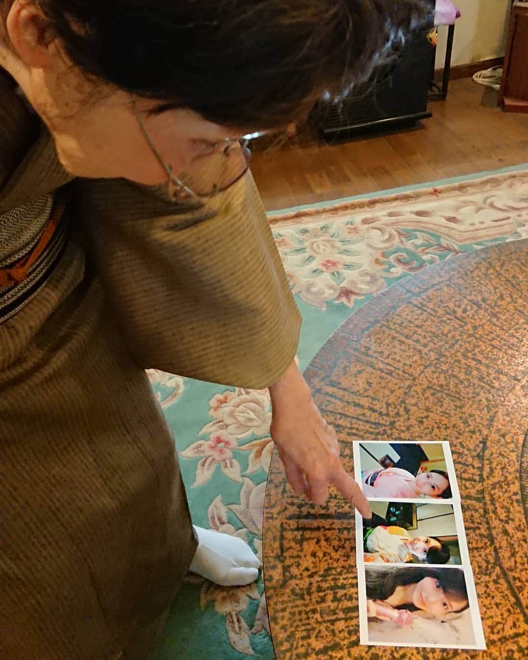 玉木碧さんのインスタグラム写真 - (玉木碧Instagram)「茶道の先生(96歳)が、 「私の娘があなたの写真を沢山撮ってたからあげるわ！」 とおっしゃったので、この間のお茶会の時のかな？と思ったら…  私のインスタの投稿の写真を現像してましたwww  ２枚は和室での着物の写真だけど、1枚は一人カラオケしたのという謎のチョイスw  さすがに笑った🤣 癒された🤣🤣 先生可愛すぎ大好き🤣🤣🤣 #茶道 #習い事 #趣味 #師匠 #面白い #大好き #なんだか恥ずかしいけど #嬉しいな 笑 #セントフォース #フリーアナウンサー #玉木碧」6月22日 18時40分 - tamaki_aoi.official