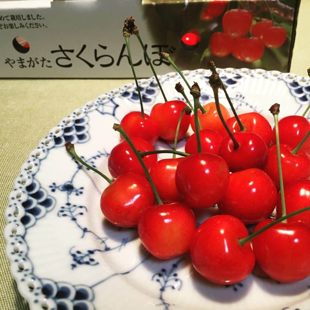 石榑亜紀子さんのインスタグラム写真 - (石榑亜紀子Instagram)「山形からさくらんぼ届いた🍒 毎年楽しみなやつです🥰  #cherry #yamagata #さくらんぼ #🍒 #フルーツ #デザート #山形 #甘くて美味しい #最高のデザート #佐藤錦 #スイーツ #おやつ 疲弊してたけど吹っ飛びそうな甘さでした✨✨ #生後1ヶ月 #男の子baby #赤ちゃんのいる生活 #てんやわんや #走る気象予報士 #アスリートフードマイスター2級 #ランニング女子 #寝不足 #新米ママ」6月22日 18時42分 - guregure_46