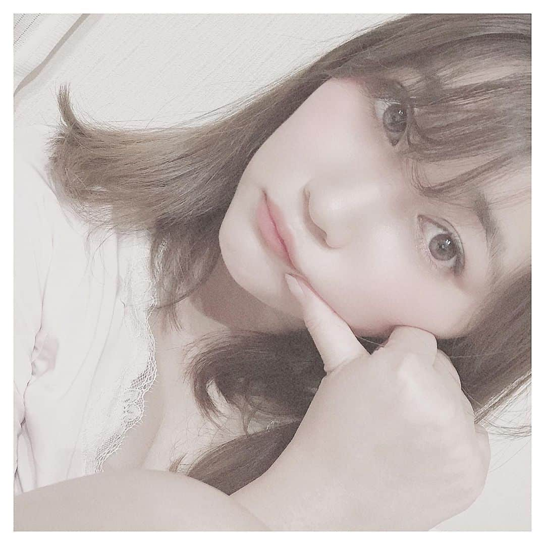 清家麻里奈さんのインスタグラム写真 - (清家麻里奈Instagram)「久々のセルフィーと共に大事なお知らせです💗7/14(日)、15(月祝)に大阪の心斎橋角座で舞台に出演させていただきます💕今回のお話は恋愛リアリティーショーを題材にしていて物語の結末は見に来てくださったお客様の投票により決まります😳😳😳こんな形式の舞台は初めてなのでドキドキしていますが、内容が面白くて稽古中も笑いが絶えません🤣舞台とかみたことないなー👀って方も見やすい内容となってます✨終演後は特典会もありますのでみなさんと直接会ってお話しできるのを楽しみにしていますね✨詳細のせとくので気になる方はコメント下さい💗💗💗チケットはトップページからでも予約できますし、DMくださればお取り置きの当日精算もできます✨ ーーー詳細ーーー 「星加劇団 第一回公演 略奪女子～絶対、逃がさない～」 出演者 #星加莉佐 #肥川彩愛 #南ななこ #清家麻里奈 #亮介  7月14日(日) 開場16:30 開演17:00 7月15日(月・祝) 開場11:30 開演12:00 開場16:30 開演17:00 各終演後 物販・特典会 会場:DAIHATSU 心斎橋角座  5月31日(金)チケットぴあ発売 前売り3000円 当日3500円 全席自由席(整理番号順) Pコード:597-692 「略奪女子」 ーあらすじー 崖っぷちの4人のアイドルがもらったラストチャンスは恋愛リアリティショー の出演。 2週間の共同生活で一人の男性を恋に落とすことができれば、解散は回避。 4人もいれば楽勝かと思われたが、その男性は「本気で恋をしたことがない」 男性だった。 最初は協力体制で男性を落とそうとするが、あろうことか全員その男性にガチ 恋してしまう。 その瞬間から、女たちの戦いの火蓋は切って落とされた。 勝ち残るのはただ一人。 騙し騙され、相手を出し抜き、出し抜かれ、時には頭脳で、時には力ずくで、恋 した男を略奪する。 誰が恋した男を射止めるのか? 4人のうちエンディングを迎えられるのはただ一人。 そしてその一人を決めるのは、会場のあなたです。 視聴者参加型、エンターテイメント恋愛リアリティーショー。 恋愛は奪い取るもの・・女たちの略奪が今始まる。  #舞台 #役者 #女優 #コメディー #ラブストーリー #ラブコメディ #視聴者参加型 #大阪 #心斎橋 #心斎橋角座 #頑張ります #セルフィー #自撮り #パジャマ #ジェラピケ #ちょいえち #狙った が #無縁 すぎた😂 #皆無」6月22日 18時48分 - marinas20819