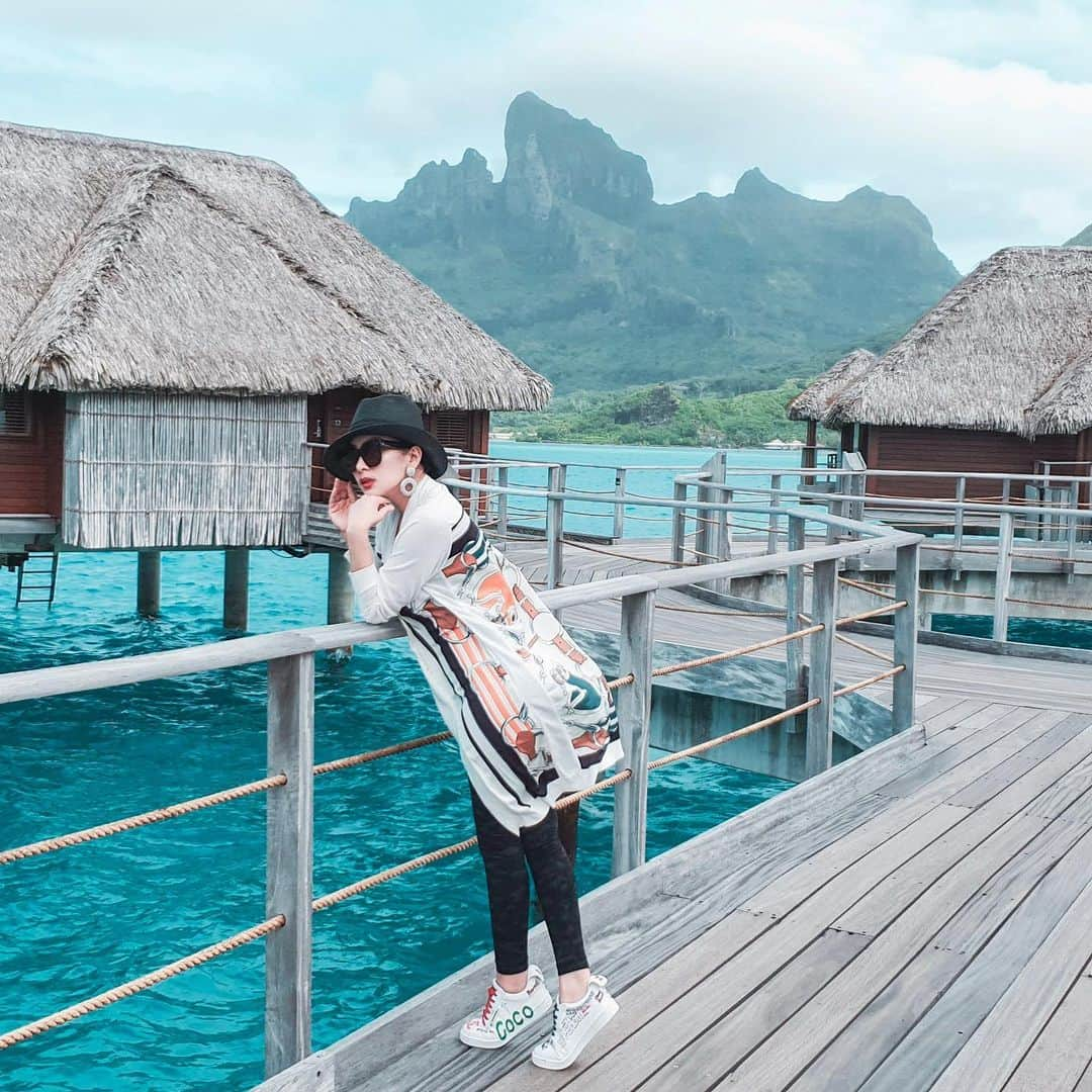 Syahriniさんのインスタグラム写真 - (SyahriniInstagram)「• I Can’t Get Over This Island, I Love You !  ______\\\______  #PrincesSyahrini #BoraBora #June2019 #SummerBreak #HoneymoonLyfe」6月22日 18時49分 - princessyahrini