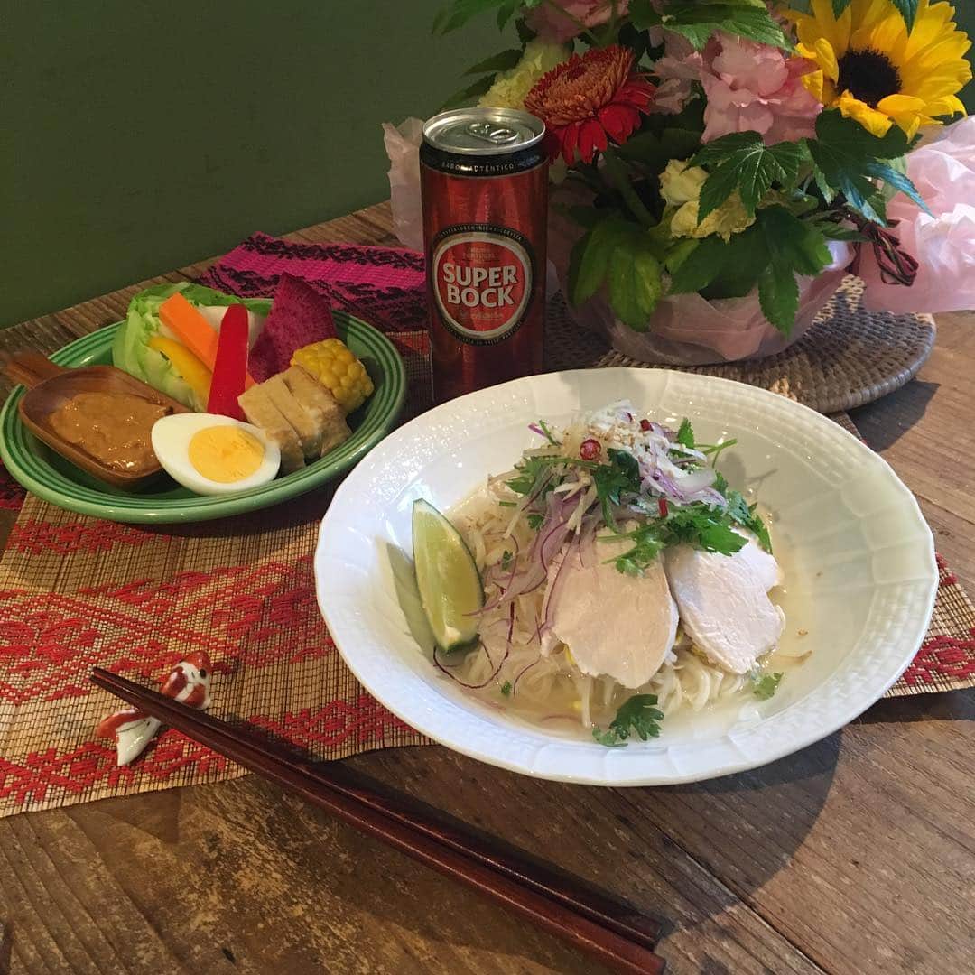 天明麻衣子さんのインスタグラム写真 - (天明麻衣子Instagram)「オリンピックチケット、くじ運のない私には珍しく、女子サッカーの決勝が当たりました😊 なでしこジャパン、頑張って勝ち上がってくれ〜！ 2枚目は、料理教室で作った東南アジア風レシピ。パクチーたっぷりのフォーと、ゆで野菜にはピリ辛ピーナッツソースを添えて。今日みたいな暑さと湿気がひどい時でも、これなら食が進みそう✨ #オリンピックチケット #実は合計で7枚当たりました#こういうときだけくじ運強い#なでしこジャパン #丸山桂里奈さん #事務所の先輩 #エスニック料理好き」6月22日 18時57分 - maiko_temmei