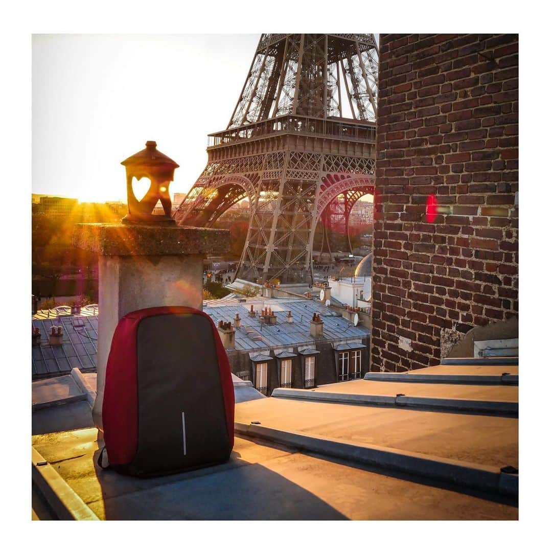 XD Designさんのインスタグラム写真 - (XD DesignInstagram)「Those Sunny days in #Paris .. ❤️ • • 📸 @phil_a_paname 🎒 Bobby Original in Red • • #xddesign #bobbybackpack #xddesignbobby #bobbyoriginal #antitheftbag #antitheftbackpack #usbbag #travelers #travellifestyle #travelgear #photooftheday #journey #globetrotter #keepexploring #modernnomad #amazingview #gotyourback #travelmore #digitalnomad #thetraveltag #sunnydays #beautifuldestinations #adventureseekers #eiffeltower #toureiffel #passportlife #rooftops #rooftopphotography #france」6月22日 18時51分 - xddesign