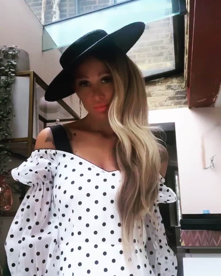 ルー・ティーズデールのインスタグラム：「When you got no time for races hair 🤪 A really quick straightener technique for easy glam hair #hairtutorial 🧖🏼‍♀️」