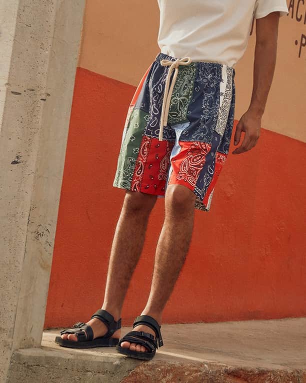 MR PORTERのインスタグラム：「﻿ Shorts made out of bandanas. Made you look 👀﻿ -⁣﻿ 🛒 Loewe Patchwork Shorts (1107740), Prada Sandals (1112890) and BILLY Logo T-Shirt (1103950) available now via the link in bio. #MRPORTER」