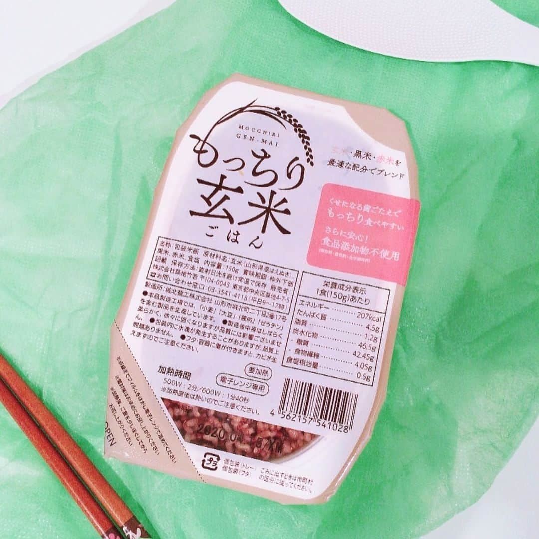 葵さんのインスタグラム写真 - (葵Instagram)「日本テレビの人 「news every.」でも紹介された「リズラボキッチン 銀座店」や「東京米バル竹若」で提供されている玄米。 通販での販売をついに開始とのことで、 今夜は我が家もこちらの玄米ご飯♪  玄米って栄養は豊富ですが、炊くのが面倒だったりで、もっと簡単に玄米ごはんを食べたいなと思っていたところでした。 『もっちり玄米ごはん』は電子レンジで温めるだけのレトルトパックの玄米ごはんなので、 食べたい時に簡単にすぐ食べられます！  我が家は野菜中心の料理なので玄米と合わせてヘルシーごはん♪ 玄米はパサパサでかためなのが多いけど、こちらは名前の通りもっちりとしていてとても美味しいです！噛めば噛むほど玄米のいい味が出てきます！息子もパクパク食べてました♪  みなさんもぜひ もっちり玄米ごはんで検索してね!  #もっちり玄米ごはん#玄米#玄米生活 #ヘルシーごはん#粗食#ヘルシー料理#カロリーオフ#ダイエット#食卓#日本食#PR」6月22日 18時57分 - dolphin_coconut