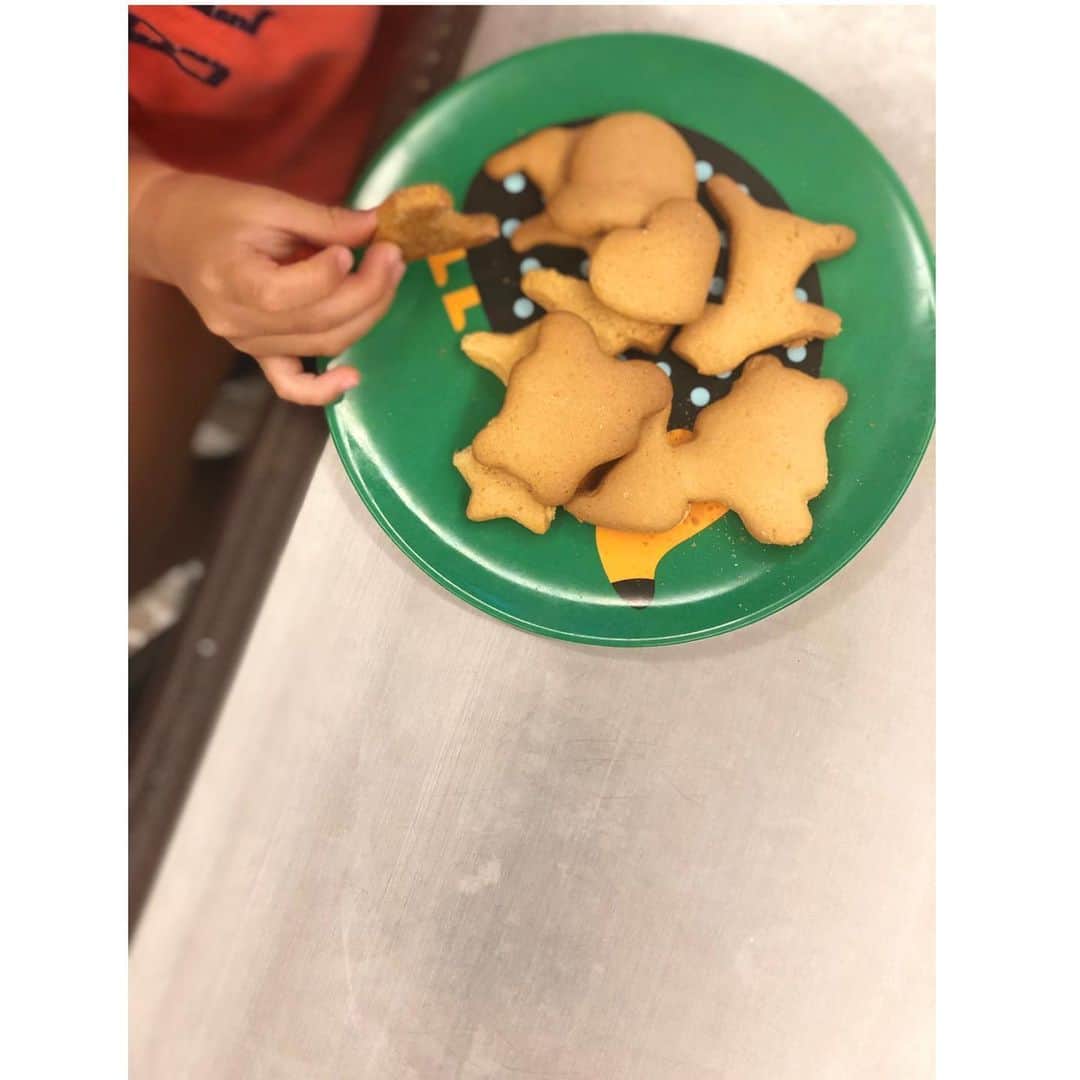 神崎恵さんのインスタグラム写真 - (神崎恵Instagram)「「にいちゃんにくっきーぷれぜんとするー！！」ということで、 お兄ちゃんの試合の応援を終えてから、クッキー作り🍪🍪🍪 今日はささっとコースで。 ホットケーキミックスにバターと卵とお砂糖をまぜて焼くだけ。 こねるのも、のばすのも、型抜きも上手に頑張りました。 すごいすごい❤️ とっても美味しくできました。 お兄ちゃんには、♡型のクッキーをプレゼント。」6月22日 18時57分 - megumi_kanzaki