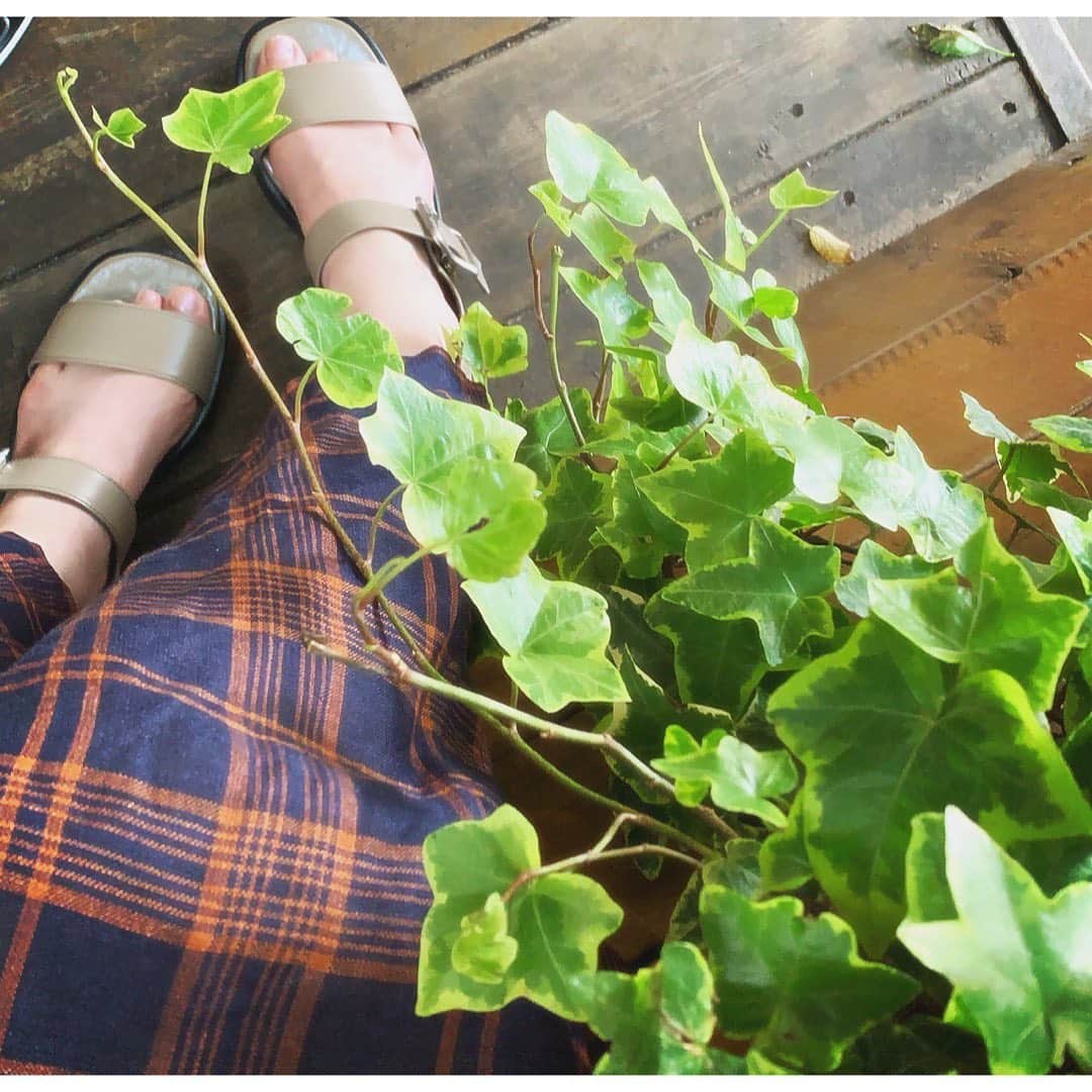 佐々木希さんのインスタグラム写真 - (佐々木希Instagram)「このサンダル、 軽くて相当歩きやすい☺️ 最近このサンダルのベージュとブラックを交互に毎日履いてます。笑  sandal.one-piece#iNtimite #のぞみの私服」6月22日 18時58分 - nozomisasaki_official