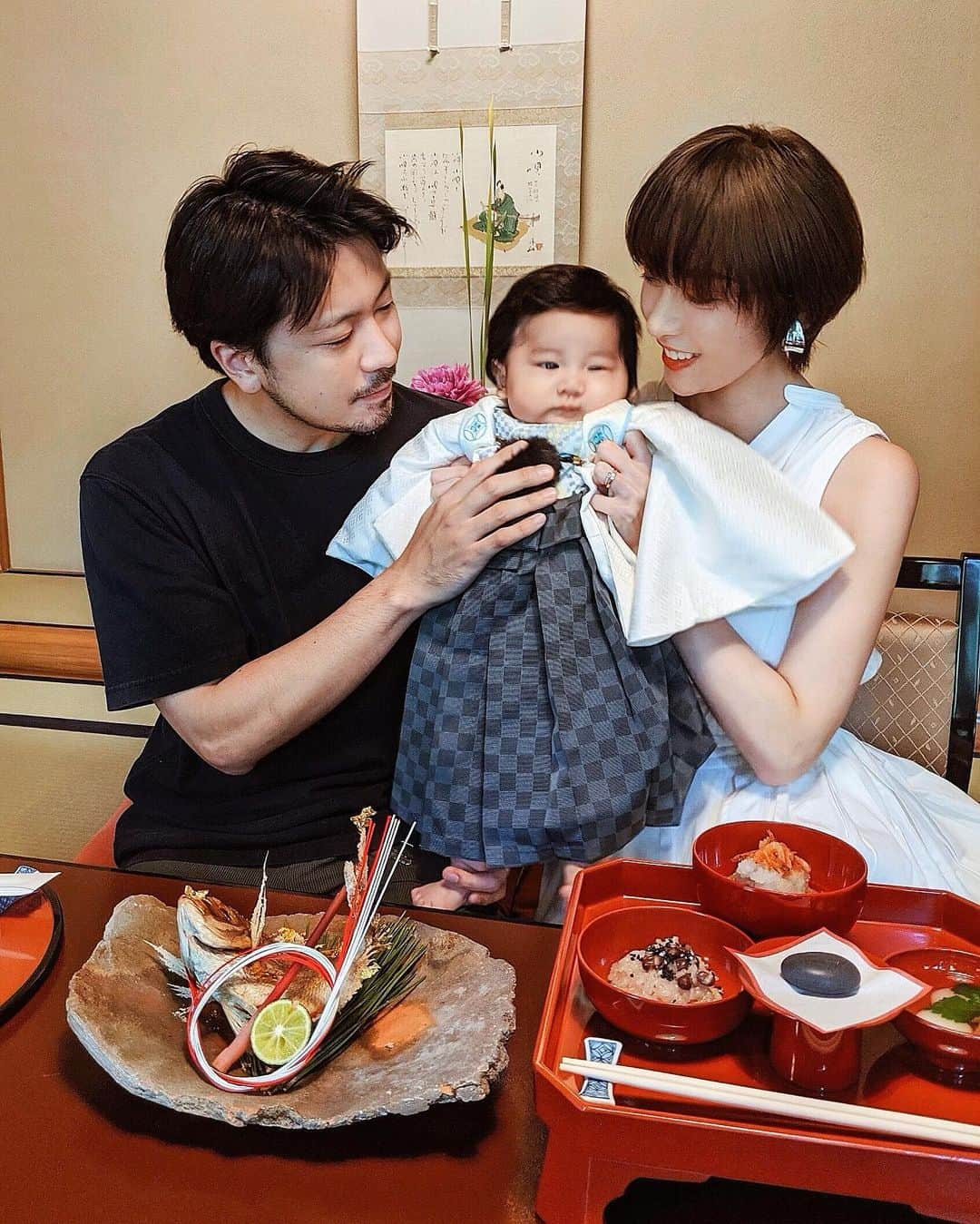 ソンイさんのインスタグラム写真 - (ソンイInstagram)「今日で息子は生後100日👶🏻㊗️﻿ 両家で百日祝いとお食い初めをしたよ🍶﻿ ﻿ 結婚の顔見せもした思い出のお店で🗼﻿ 私の両親はお食い初めに合わせて中国から来てくれて、父は息子と初対面でした🥺❤️﻿ ﻿ 一生食べ物に困りませんように、丈夫な歯が生えてきますように🙏🏻🍚﻿🦷 ﻿ 初節句の時の袴を着せたら、爆毛くんだから大御所感が😂輪郭もおにぎりで貫禄すごいね🍙﻿ ﻿ 来週は百日祝いの記念写真撮りにド定番のスタジオアリスデビュー予定🤭💗🧸笑﻿ ﻿ どんどん家族の大切な思い出が増えていって幸せな日々です🕊﻿ #生後100日 #お食い初め #百日祝い #男の子ベビー﻿」6月22日 18時59分 - sunwei1013