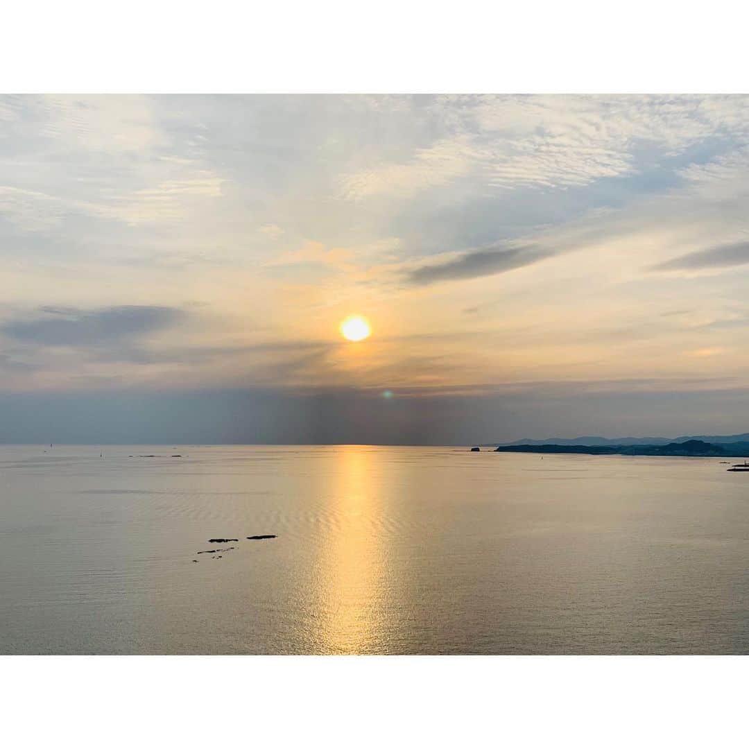 黒木千晶さんのインスタグラム写真 - (黒木千晶Instagram)「今日は #夏至 ですね☺︎ たしかに最近日が長いなあ〜。 写真は少し前に和歌山に遊びにいった時のものです。海に沈む夕陽が綺麗でした✨」6月22日 19時03分 - kuroki.ytv