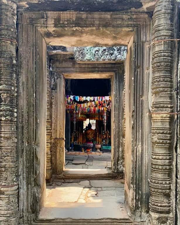 倉岡晋也のインスタグラム：「Stay calm ✓ Visted Banteay Kdei 目に焼き付いている… というよりか、身体の内側に静かに残っているような 不思議な感覚 百聞は一見に如かず 東南アジアをバックパッカーをして出会えた 沢山の気付き。。 大きく思ったのは、バランスとマインドフルネス 日々勉強…また書きます！ #カンボジア」