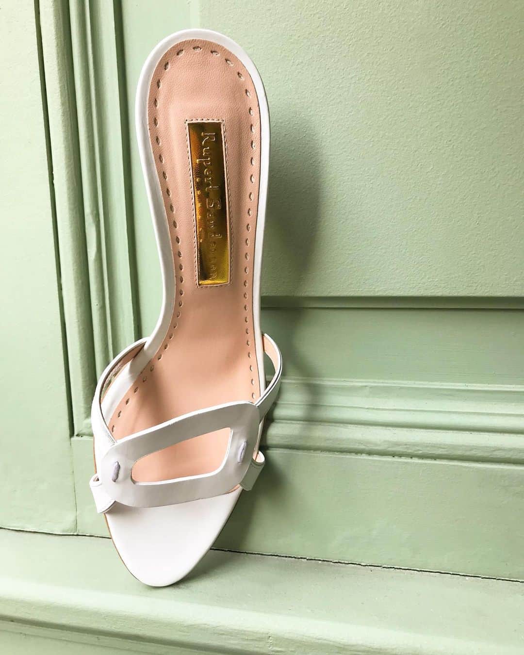 ルパートサンダーソンのインスタグラム：「Sitting pretty | Maeve mule, featuring our signature cut-out pebble | #Mules #WhiteShoes #Sandals #Summer #RupertSanderson」