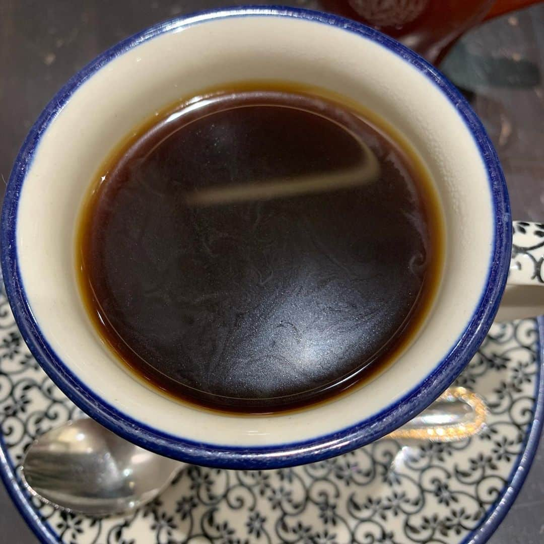 青山日和さんのインスタグラム写真 - (青山日和Instagram)「ㅤㅤㅤㅤㅤㅤㅤㅤㅤㅤㅤㅤㅤ ㅤㅤㅤㅤㅤㅤㅤㅤㅤㅤㅤㅤㅤ ついにゲイシャ※を飲んだ☕️ ㅤㅤㅤㅤㅤㅤㅤㅤㅤㅤㅤㅤㅤ ㅤㅤㅤㅤㅤㅤㅤㅤㅤㅤㅤㅤㅤ コーヒーの大会に出ていたりする幼馴染が 一杯12000円くらいするコーヒーを飲んだという話を聞いて、 ㅤㅤㅤㅤㅤㅤㅤㅤㅤㅤㅤㅤㅤ どの世界にもプレミアムというものはあるのだなぁと思うとともに体感したくなった🤔✨ ㅤㅤㅤㅤㅤㅤㅤㅤㅤㅤㅤㅤㅤ ㅤㅤㅤㅤㅤㅤㅤㅤㅤㅤㅤㅤㅤ そんなこんなで その『ゲイシャ』の中で（おそらく）一番お手頃な一杯1000円のコーヒーを飲んでみた。 ㅤㅤㅤㅤㅤㅤㅤㅤㅤㅤㅤㅤㅤ 確かにフルーティだったけど、コーヒーを普段飲まない私にとってはコーヒーはコーヒーだった🙂 が！！確かに飲みやすかった！ ㅤㅤㅤㅤㅤㅤㅤㅤㅤㅤㅤㅤㅤ 教えてくれて、おーきに！🌼 ㅤㅤㅤㅤㅤㅤㅤㅤㅤㅤㅤㅤㅤ ㅤㅤㅤㅤㅤㅤㅤㅤㅤㅤㅤㅤㅤ ※ゲイシャとはエチオピア出身で、世界最高級のコーヒー種らしい。薫り高くて人気だそう（幼馴染から聞いた） ㅤㅤㅤㅤㅤㅤㅤㅤㅤㅤㅤㅤㅤ #コーヒー #プレミアム #ゲイシャ #サザコーヒー #coffee #geisha #sazacoffee #☕️」6月22日 19時14分 - hiyo131131