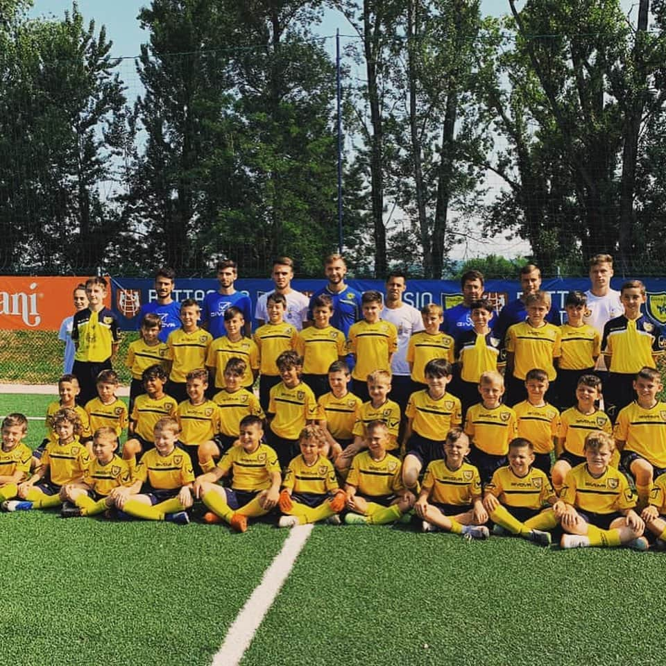 ACキエーヴォ・ヴェローナさんのインスタグラム写真 - (ACキエーヴォ・ヴェローナInstagram)「☀️⚽️ Continuano i Summer Camp #gialloblù in tutta Italia! Non ti sei ancora iscritto? Puoi ancora farlo qui! 👉 www.chievoverona.it 💛💙 Our Summer Camps continue throughout Italy!  Not registered yet?  You can still do it here! www.chievoverona.it #chievoverona #chievo #summercamp #football #fun #children #play #happyness」6月22日 19時14分 - acchievoverona