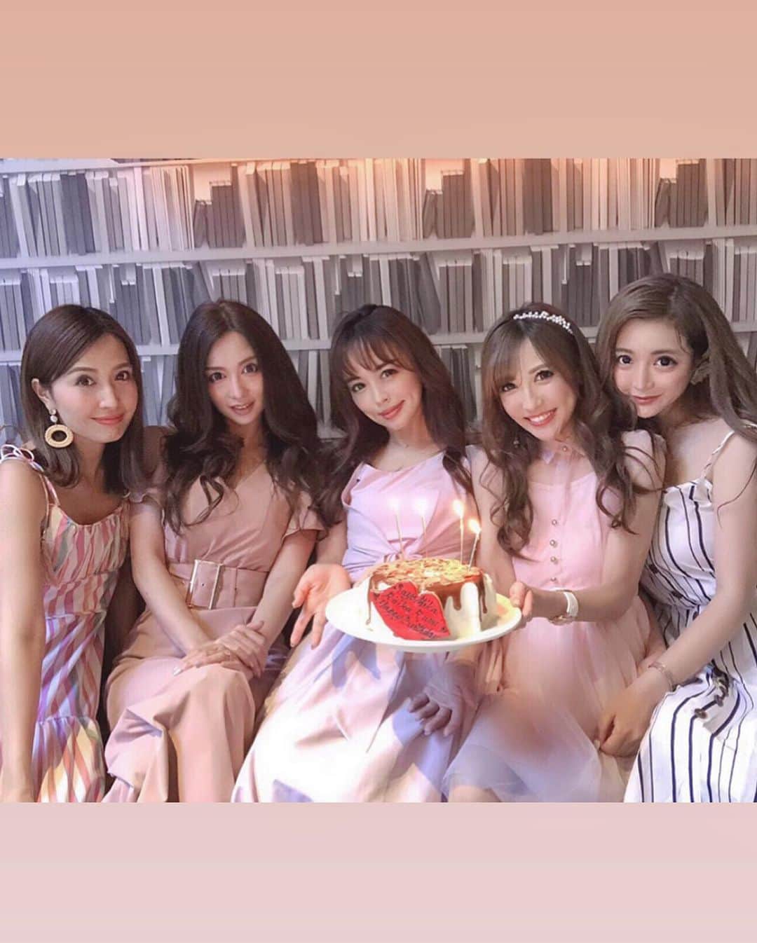 のインスタグラム：「Birthday Lunch♡﻿ ﻿ 仲良しママmodelのいつメンが﻿ 5.6月生まれが4人なので﻿ 合同でお祝いしてもらいました💓﻿ ﻿ 5月生まれが  沙世ちゃん、 みかちゃん、 リリカ姫で﻿  ６月がMe☻﻿ ﻿ ゆうりちゃん、ゆうかちゃん、ありがとう❤️﻿ ﻿  みんなで子供連れて定期的に集まって﻿ ママトークから美容から面白いトークからw﻿ ﻿ 子供達も一緒に遊べるのって嬉しいな💓﻿ ﻿ 夏も色々遊びに行こー☻﻿ ﻿ ﻿ ﻿ そして、一昨日は仲良しのお姉ちゃん♡﻿ じゅっぴーともランチしたよ^_^﻿ ﻿ ﻿ じゅっぴーは誕生日近くて合同でランチお祝い💓🥂﻿ ﻿ ﻿ この時期、誕生日の友達が沢山いるから、﻿ 一緒にお祝いできて嬉しいなー((((･´ω`･))))♡﻿ ﻿ ﻿ ﻿ バースデー祝いしてもらえるのって﻿ 本当幸せでありがたいことです☻﻿ ﻿ ﻿ 今月は、もうダイエットはしませんw﻿ 幸せを、満喫します♡﻿ ﻿ ﻿ ﻿ #Birthday  #hbd」
