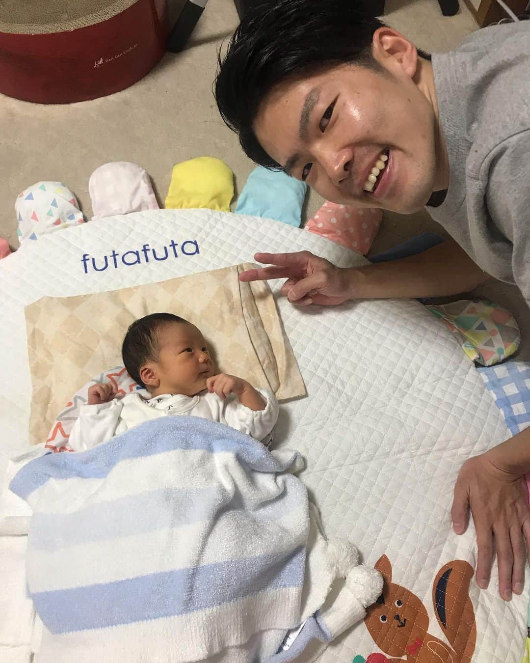 輝良まさとさんのインスタグラム写真 - (輝良まさとInstagram)「・ 叔父ちゃん（私の弟）が来てくれたょ👶❣️ ・ ・ #天使ママ#レインボーベビー#レインボーベビー真那人#令和元年ベビー#6月生まれ#6月11日生まれ#20190611#新生児#0ヶ月#赤ちゃん#赤ちゃんのいる生活#可愛い#愛おしい#新米ママ#育児#手探り#奮闘中#頑張ります#弟#叔父になりました#感慨深い#ありがとう」6月22日 19時23分 - kirahama0703