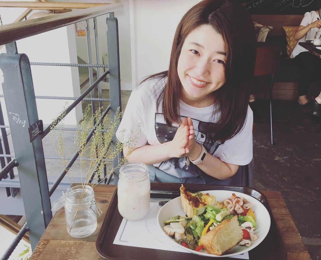 井上裕衣のインスタグラム：「こんばんは😌  この日は #パリの家族たち です  クライマックスの きらきら星(Ah! vous dirais-je, Maman)が流れるシーンでなみだ。。 誰の物語もお母さんのお腹の中から始まっていて、 お母さんの影響を知らず知らずにどれだけ受けているか。 偉大さとか弱さとか美しさとか。 じーんときました  #映画鑑賞  #写真を撮った作品から湧き立つ気持ちを😝 #伏見ミリオン座 #THECUPS」