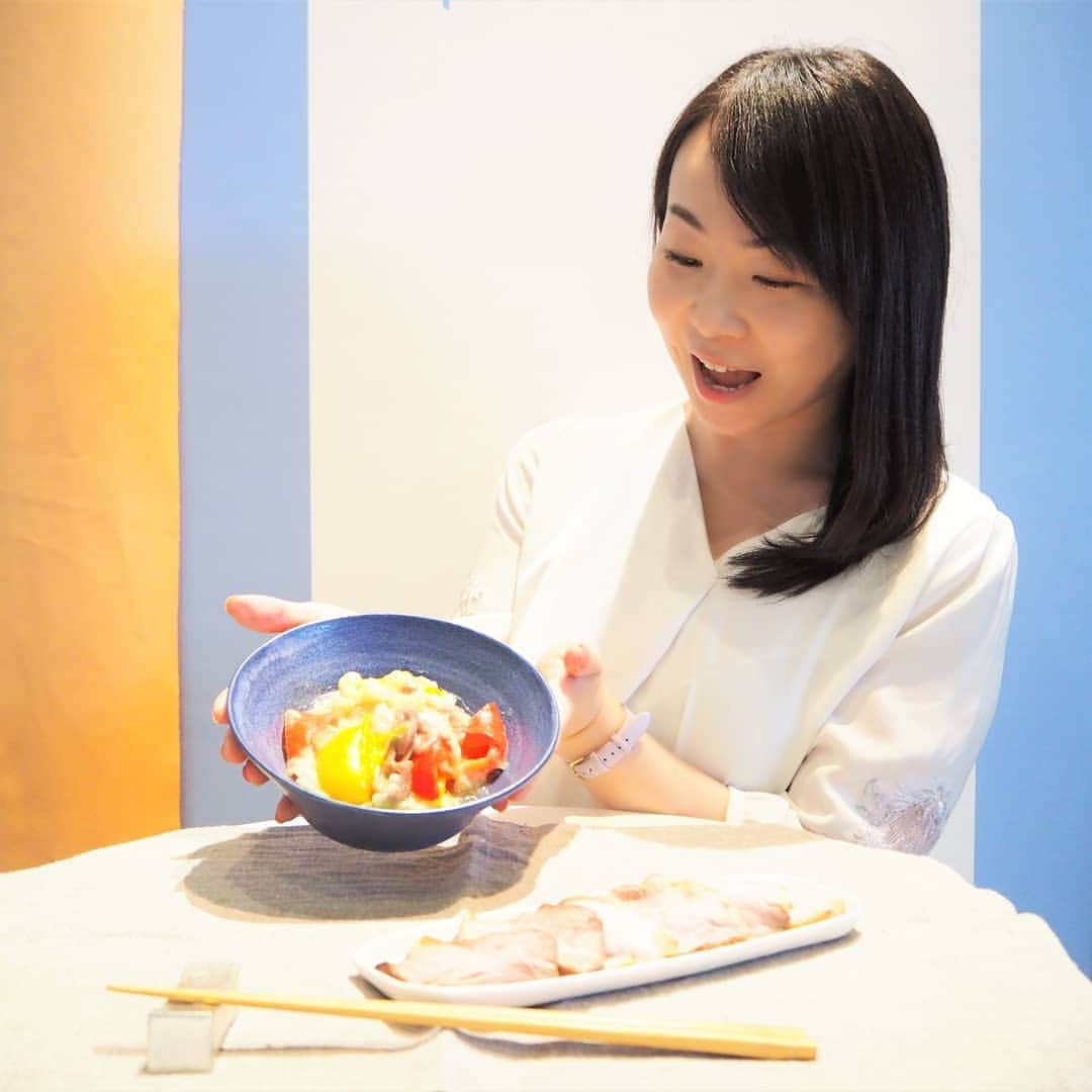 Kuboi Ayumiさんのインスタグラム写真 - (Kuboi AyumiInstagram)「二子玉川ライズで開催されていた「オレンジページくらしフェスタ」へ。  たくさんの企業ブースが出展していて、サンプリングや試食があったり スタンプラリーもやっていて、娘は「スタンプ・スタンプ！」と各ブースを楽しそうに回っていました。  卵トート展ではオムライスのイラストがかわいくて 娘は「食べたーい！」「欲しい～！」とキャーキャーとテンションアップ。  料理教室体験にも参加させていただいたのですが、パナソニックの最新家電の機能にびっくりしました。 まず、オーブンレンジ「ビストロ」とを実際に使ってワンボウルで作れる八宝菜を作ってみたのですが あまりの簡単＆手軽さに思わずネットで「ビストロ」の値段を調べてしまったほど（笑）  レンチンだけなのに、とろみもしっかりついていて、味もおいしいんです！ 忙しいママの味方！ 娘と一緒に料理をするのも楽しくなりそうです。  また、パナソニック冷蔵庫の新機能「クーリングアシスト　急冷」を使った 味しみチャーシュウも試食させていただいたのですが、時短で作ったとは思えない味でした。 こんなのがおうちで作れるなんて。  急冷で下味つけやあら熱取りができたら、忙しい朝のお弁当作りもラクになりそう！  #オレンジページ #オレンジページくらしフェスタ #オレペくらしフェスタ2019  #イベント #イベント情報 #二子玉川 #二子玉川ライズ #卵トート展　#PR 　#パナソニック #おいしい7days #パナソニック冷蔵庫 #パナソニックビストロ」6月22日 19時28分 - himekagami