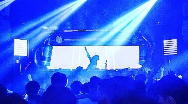 DAISHI DANCEさんのインスタグラム写真 - (DAISHI DANCEInstagram)「2019.6.21.FRI #SAPPORO #札幌  #KINGXMHU @kingxmhu  #DAISHIDANCE #ダイシダンス  #DJBOOTH #DJ #DJLIFE #CLUB #PionnerDJ #CDJ  昨夜も凄かったです‼︎ 今週も札幌ありがとうございました‼︎ #キングムー のライティングとLEDのオペレーションのレベルかなり上がってて演出チーム今後も期待大です‼︎ 毎回細かいMTGの内容すぐ反映してくれるのいいですね‼︎ Pic by @ymdryta」6月22日 19時29分 - daishidance666
