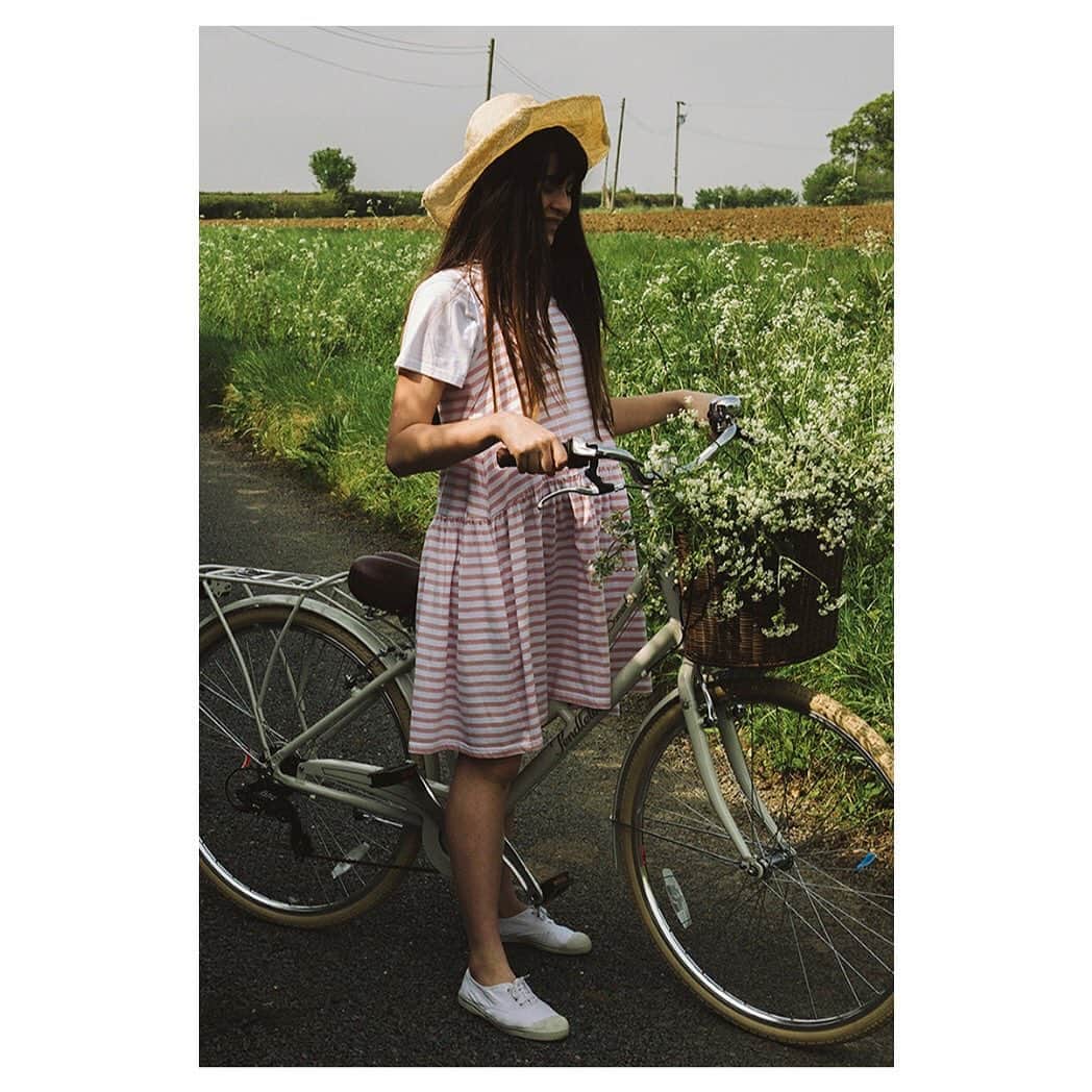 キャベジズ&ローゼズのインスタグラム：「The sun is out and so are we ☀️❤️Get weekend ready with the Short Ella Dress. Made from 100% Organic Cotton, Ella is a charming little frock that is made to keep up with you 😍Sleeveless, this piece looks perfectly charming on her own or layered with a t-shirt #organiccotton #organicdress #pinkstripes #sustainableclothing #sustainableluxury #summerdress #summerstyles #britishfashion #cabbagesandroses #cabbagesandrosesfashion 📸 : @just_belle @christina_strutt @cabbagesandroses_shop 👆Link In Bio👆」